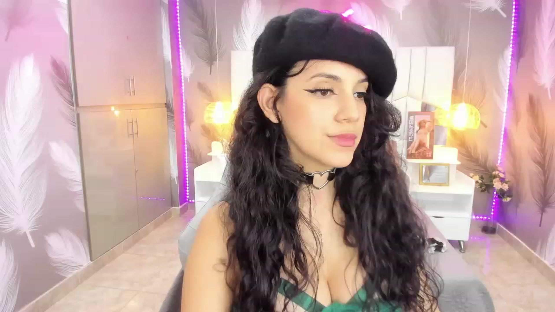 Gallery image thumbnail from SkinnyVeronik's myfreecams stream on, 01/05/2023, 14:47 image 7 of 20