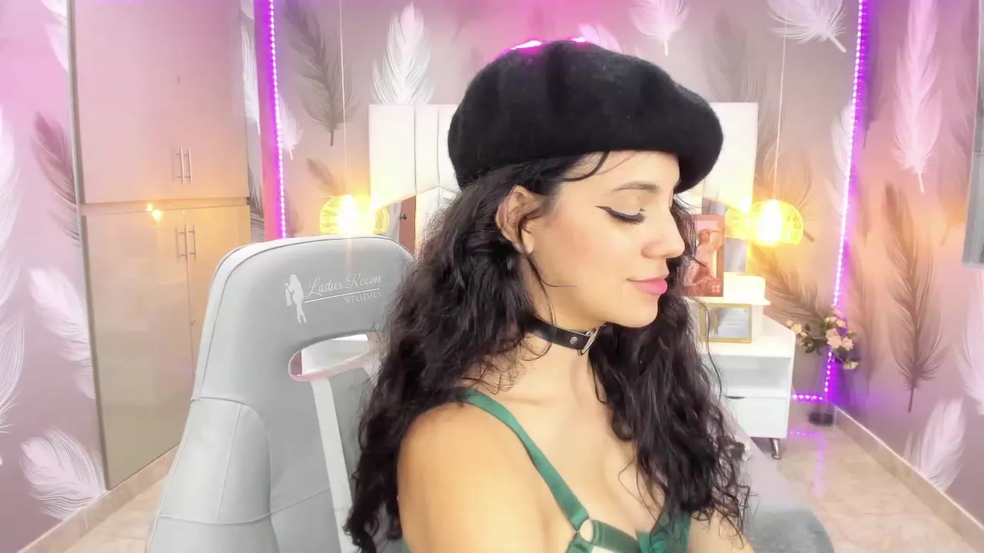 Gallery image thumbnail from SkinnyVeronik's myfreecams stream on, 01/05/2023, 14:47 image 10 of 20