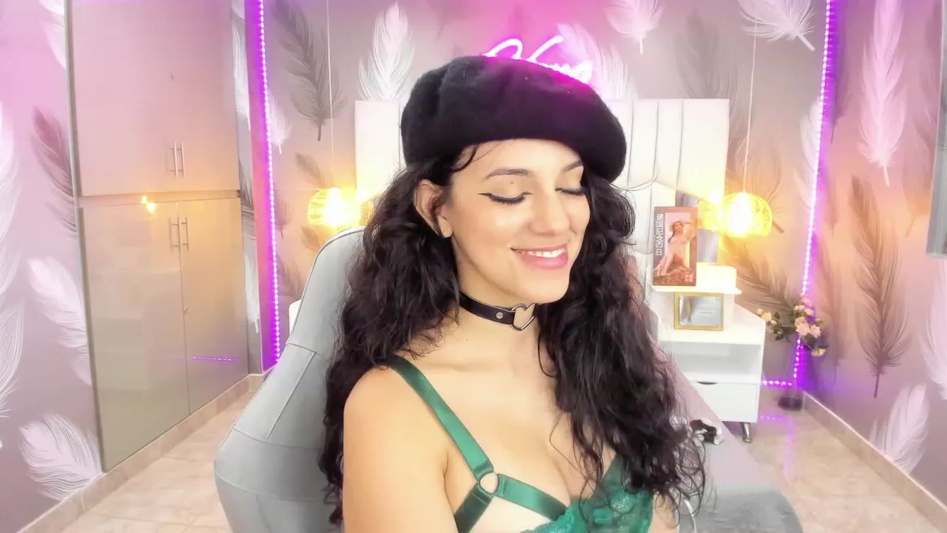 Gallery image thumbnail from SkinnyVeronik's myfreecams stream on, 01/05/2023, 14:47 image 13 of 20