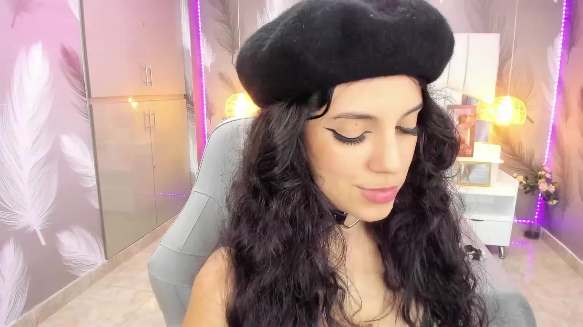 Gallery image thumbnail from SkinnyVeronik's myfreecams stream on, 01/05/2023, 14:47 image 3 of 20