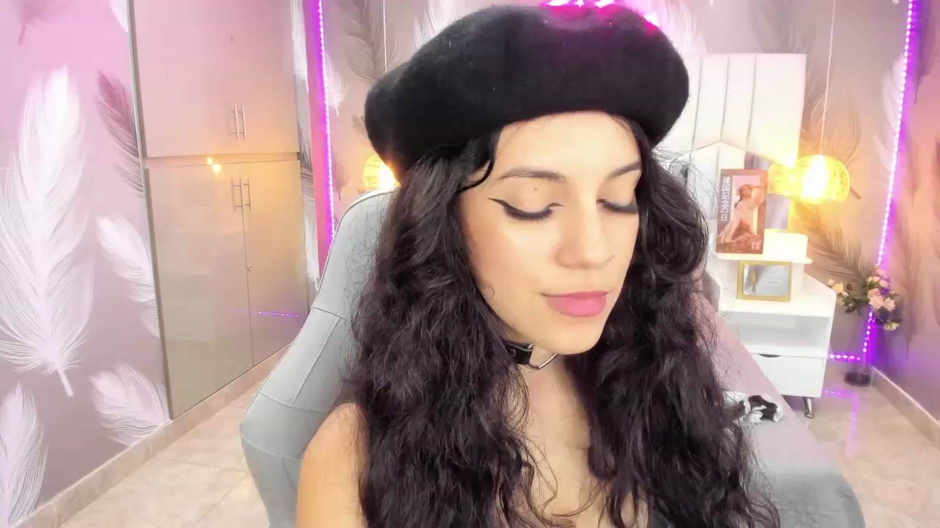 Gallery image thumbnail from SkinnyVeronik's myfreecams stream on, 01/05/2023, 14:47 image 4 of 20