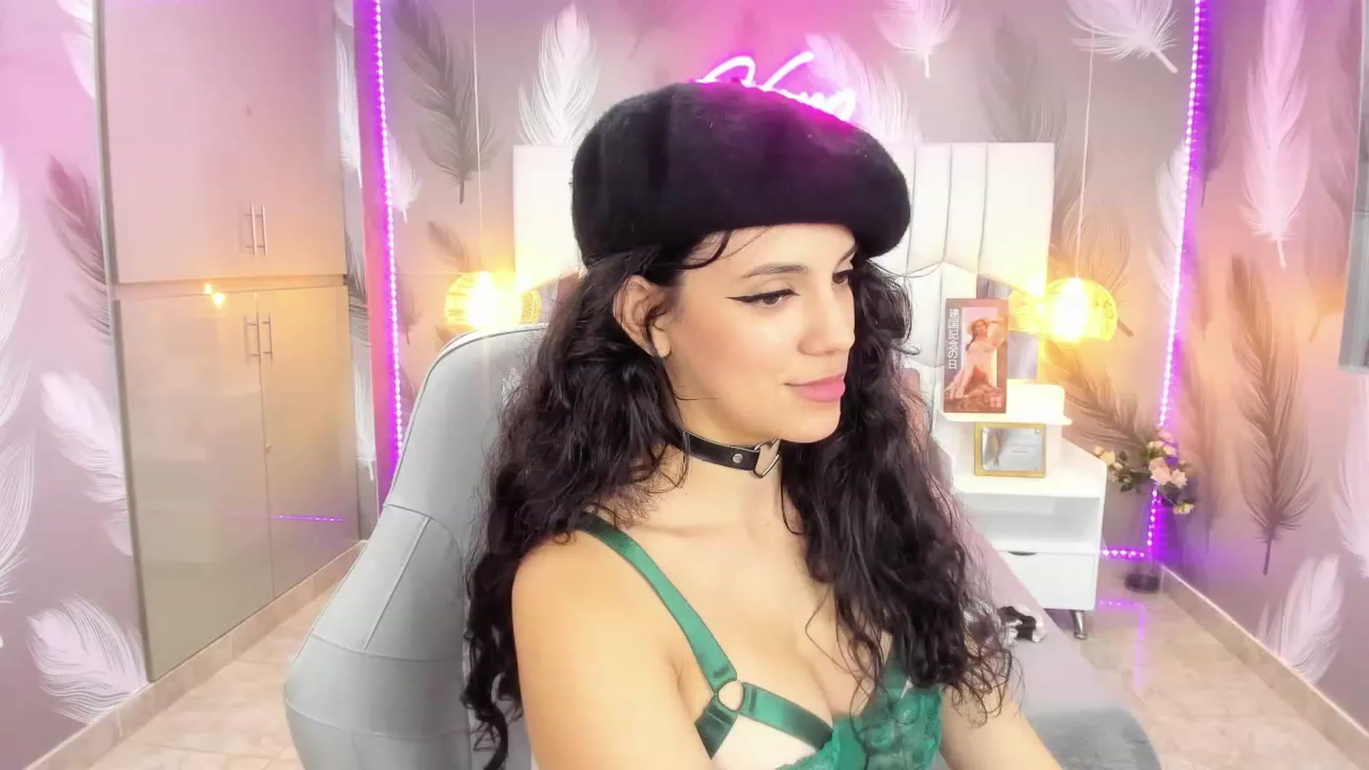 Gallery image thumbnail from SkinnyVeronik's myfreecams stream on, 01/05/2023, 14:47 image 11 of 20