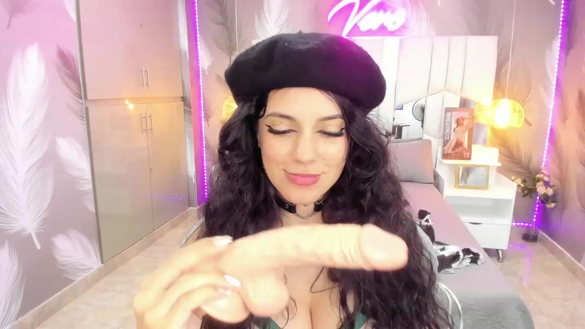 Gallery image thumbnail from SkinnyVeronik's myfreecams stream on, 01/05/2023, 14:47 image 1 of 20