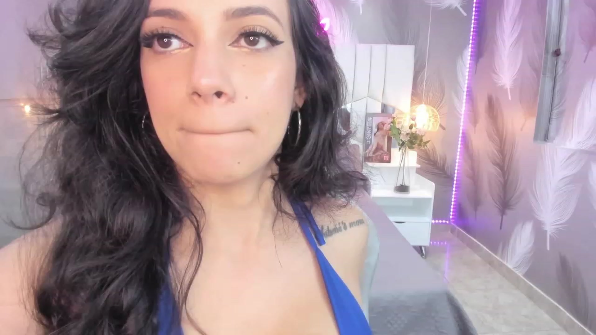 Gallery image thumbnail from SkinnyVeronik's myfreecams stream on, 01/06/2023, 13:01 image 18 of 20