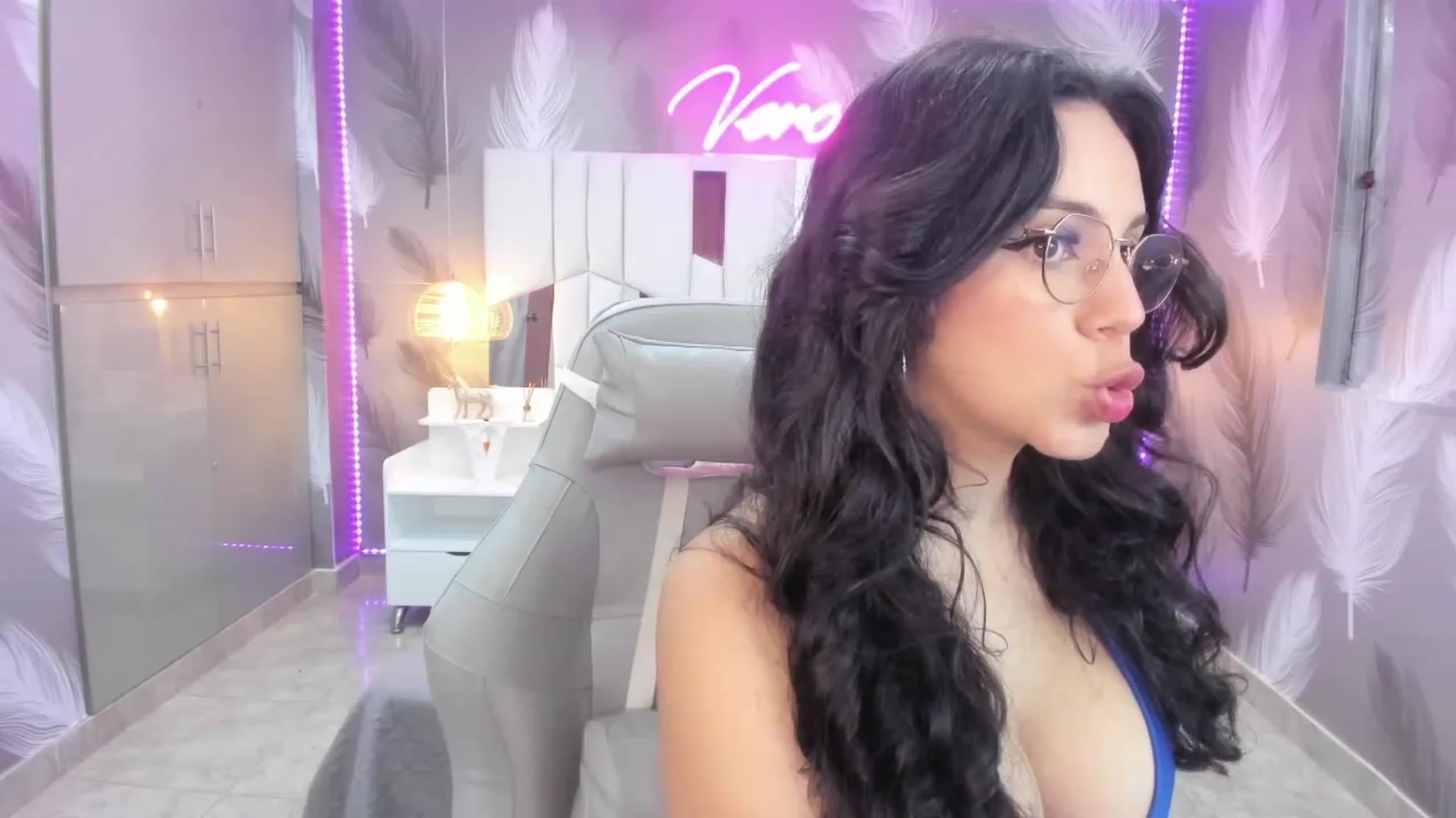 Gallery image thumbnail from SkinnyVeronik's myfreecams stream on, 01/06/2023, 13:01 image 3 of 20