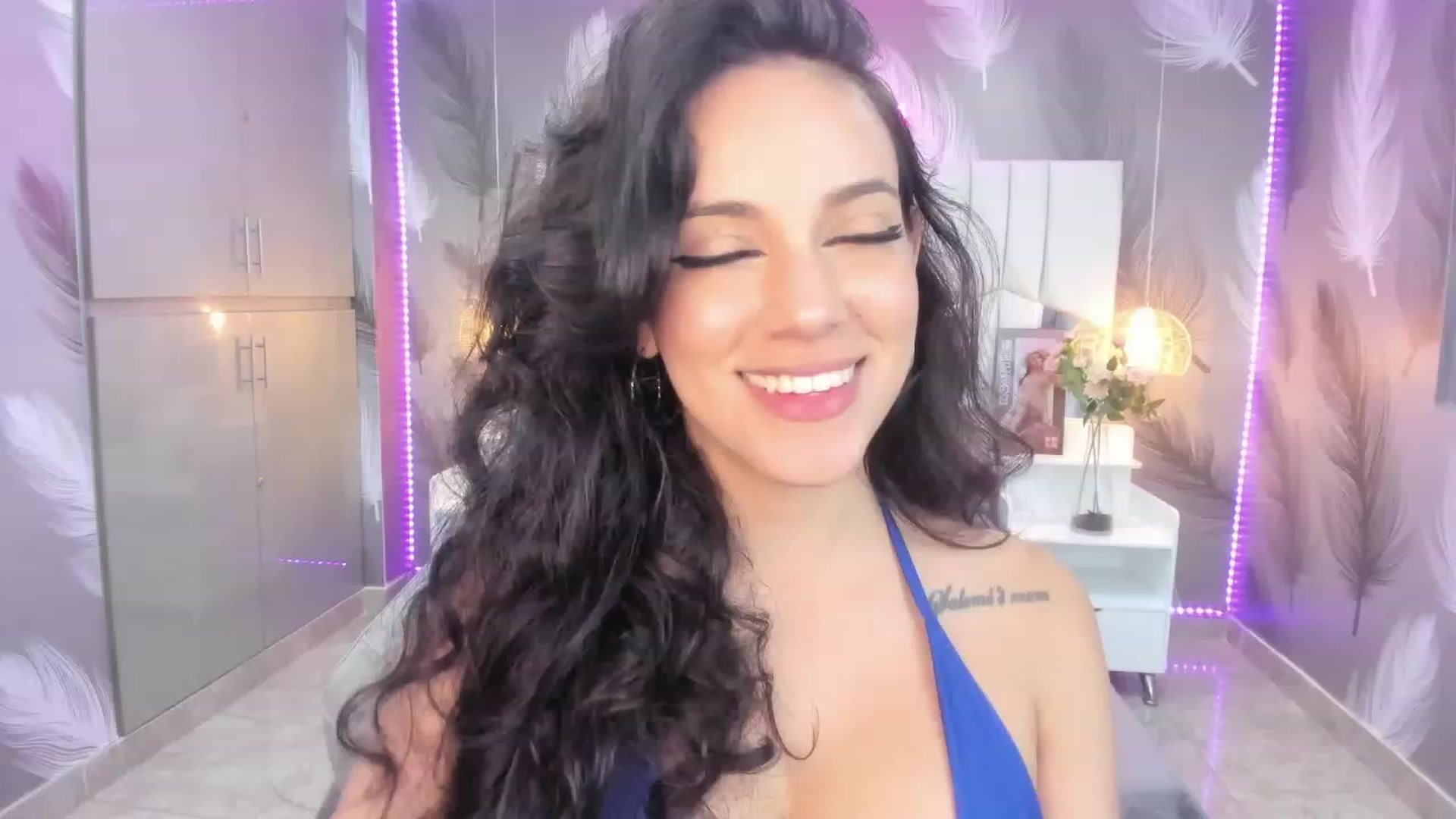 Gallery image thumbnail from SkinnyVeronik's myfreecams stream on, 01/06/2023, 13:53 image 6 of 20