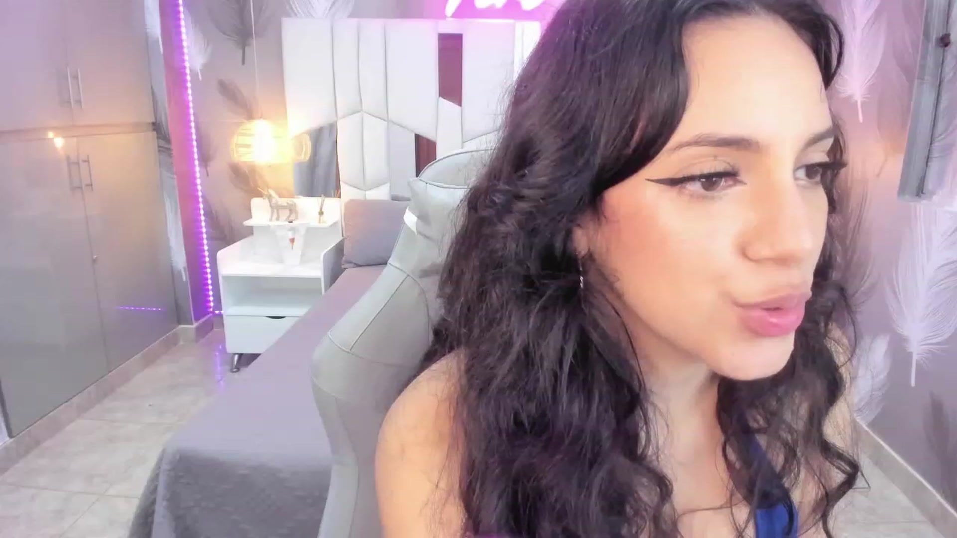 Gallery image thumbnail from SkinnyVeronik's myfreecams stream on, 01/06/2023, 15:21 image 15 of 20