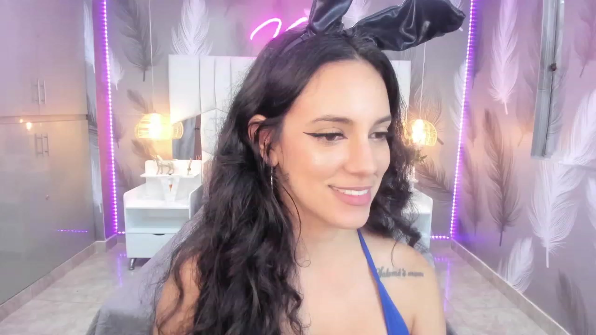 Gallery image thumbnail from SkinnyVeronik's myfreecams stream on, 01/06/2023, 16:45 image 15 of 20