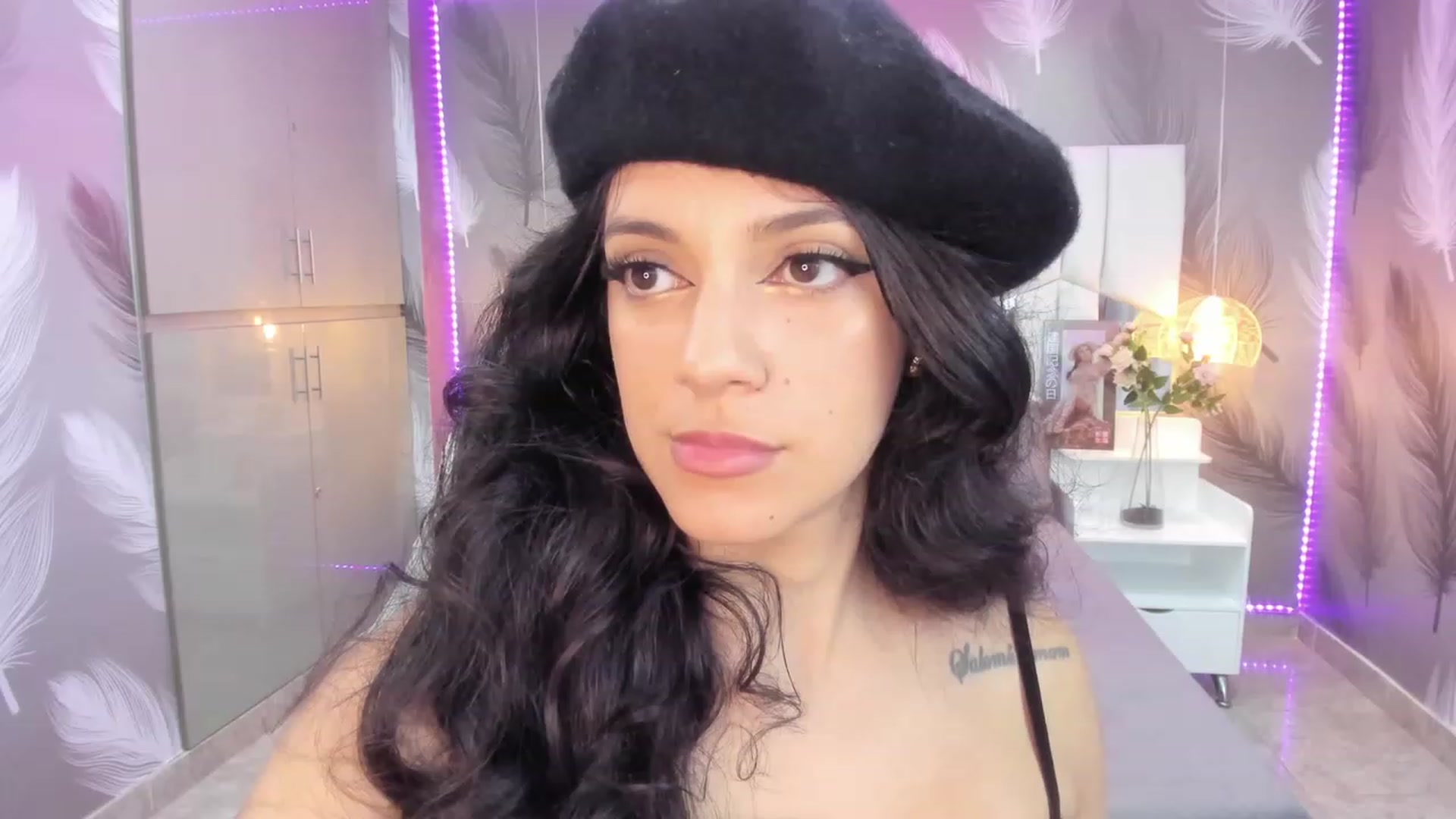 Gallery image thumbnail from SkinnyVeronik's myfreecams stream on, 01/07/2023, 14:15 image 16 of 20
