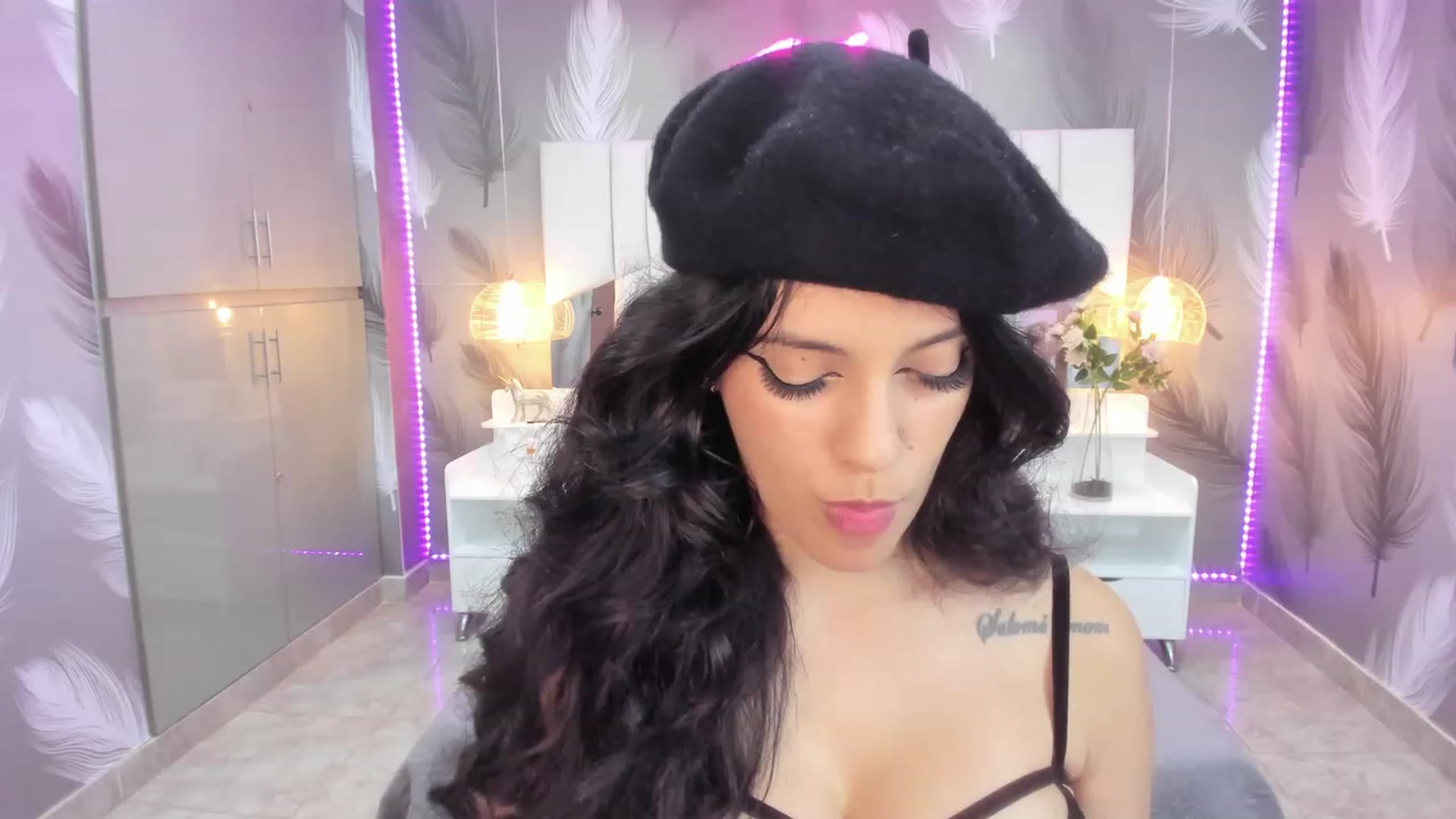 Gallery image thumbnail from SkinnyVeronik's myfreecams stream on, 01/07/2023, 14:15 image 9 of 20