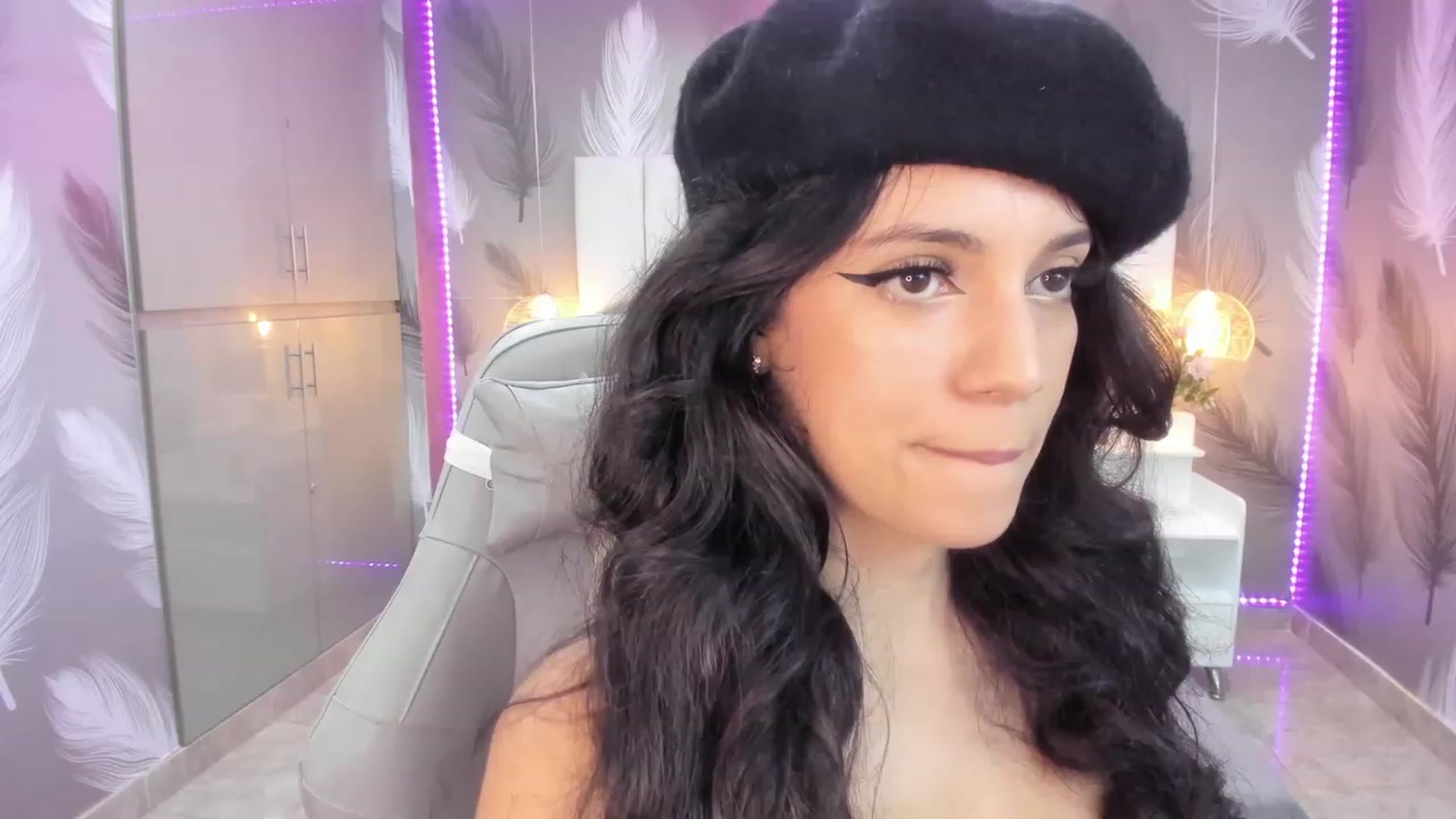 Gallery image thumbnail from SkinnyVeronik's myfreecams stream on, 01/07/2023, 14:15 image 17 of 20