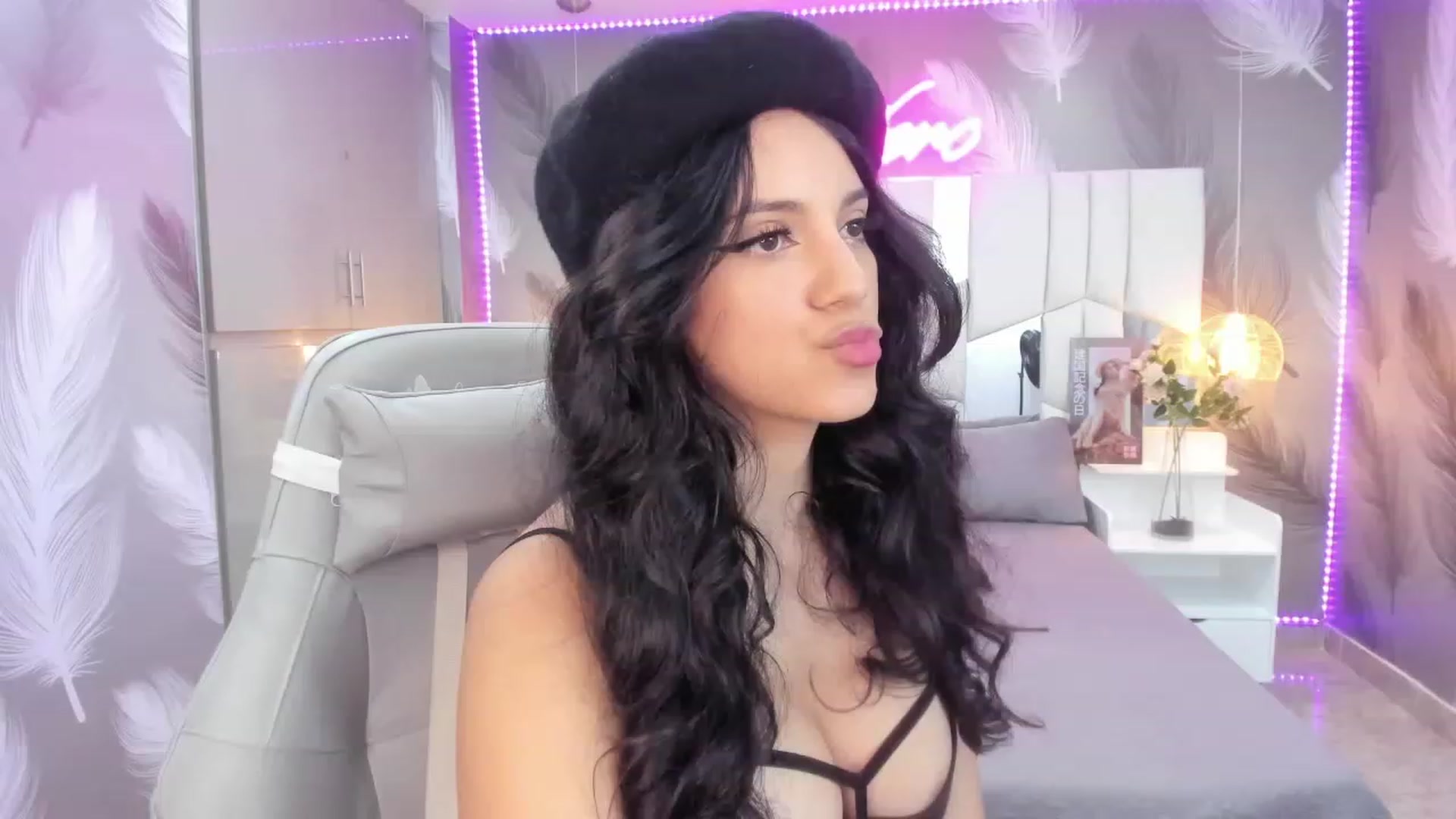 Gallery image thumbnail from SkinnyVeronik's myfreecams stream on, 01/07/2023, 16:20 image 2 of 20