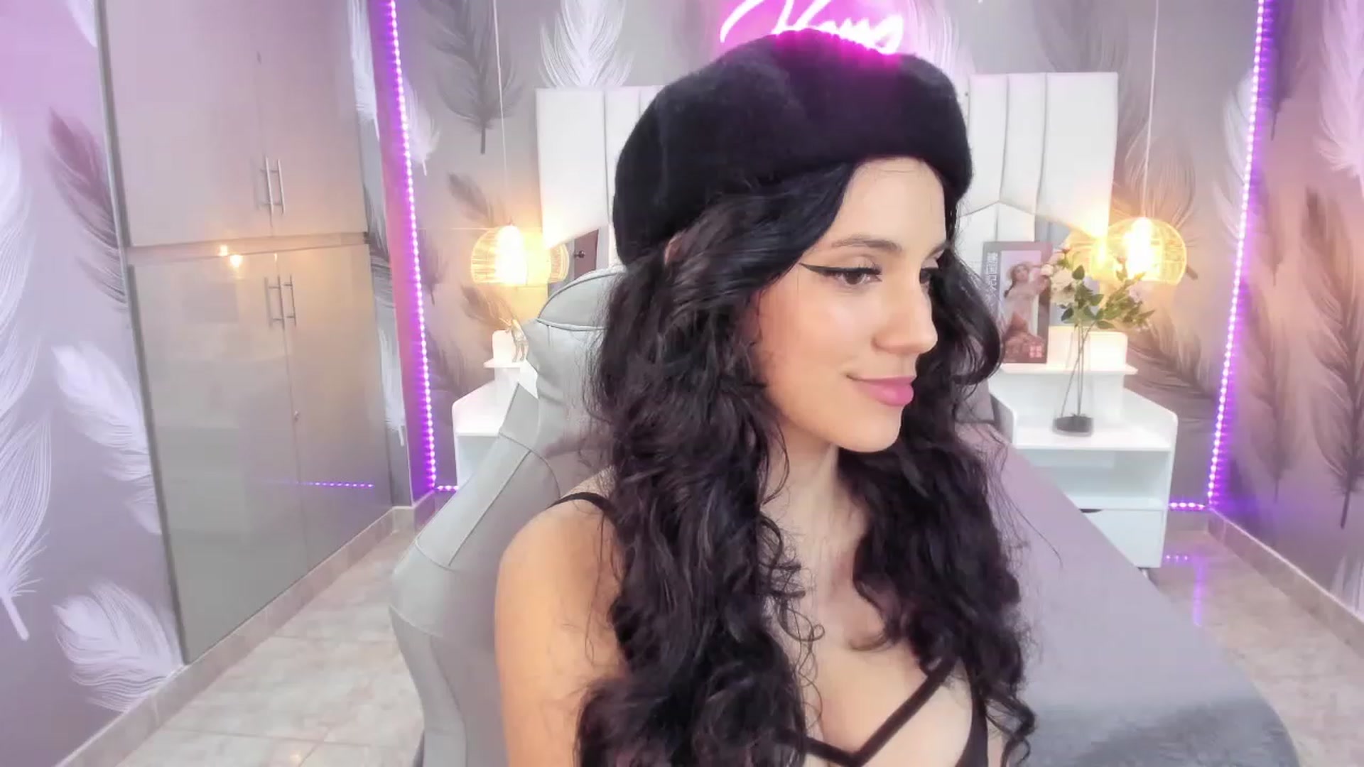 Gallery image thumbnail from SkinnyVeronik's myfreecams stream on, 01/07/2023, 16:20 image 19 of 20