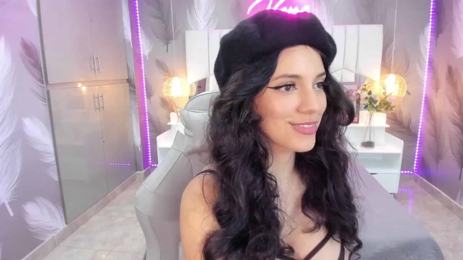 Gallery image thumbnail from SkinnyVeronik's myfreecams stream on, 01/07/2023, 16:20 image 17 of 20