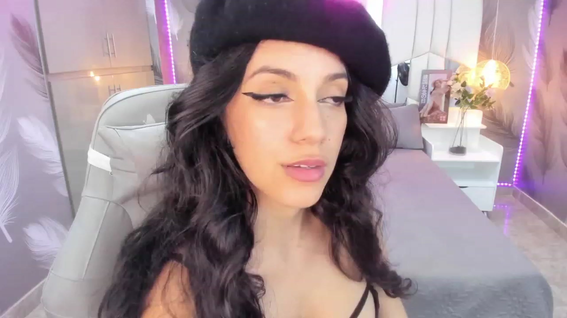 Gallery image thumbnail from SkinnyVeronik's myfreecams stream on, 01/07/2023, 17:26 image 5 of 20