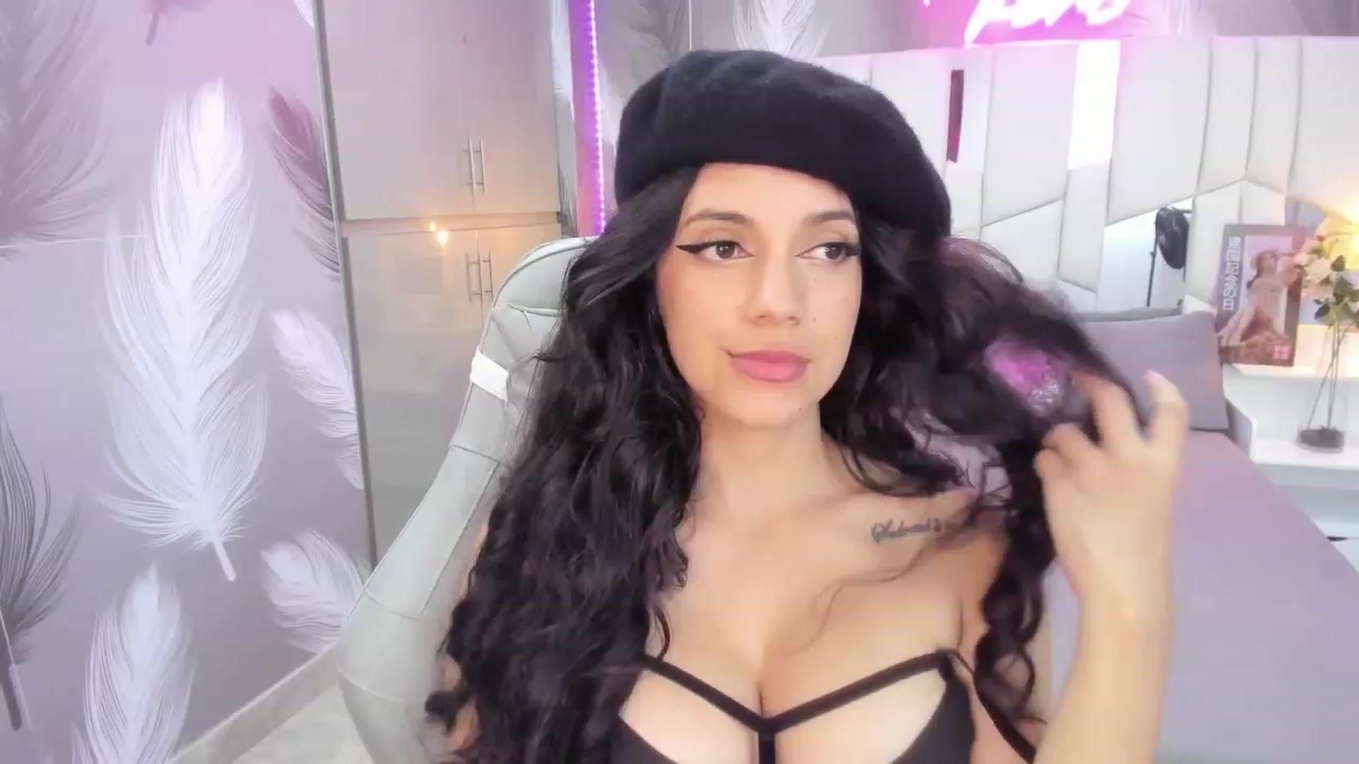 Gallery image thumbnail from SkinnyVeronik's myfreecams stream on, 01/07/2023, 17:26 image 7 of 20