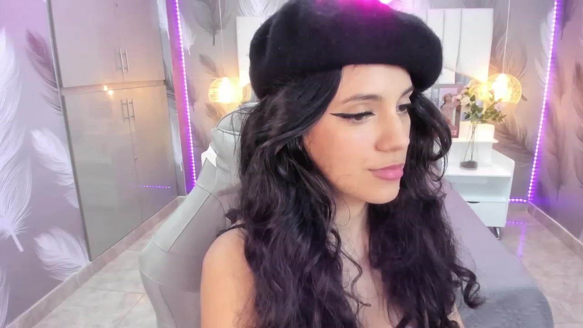 Gallery image thumbnail from SkinnyVeronik's myfreecams stream on, 01/07/2023, 17:47 image 16 of 20