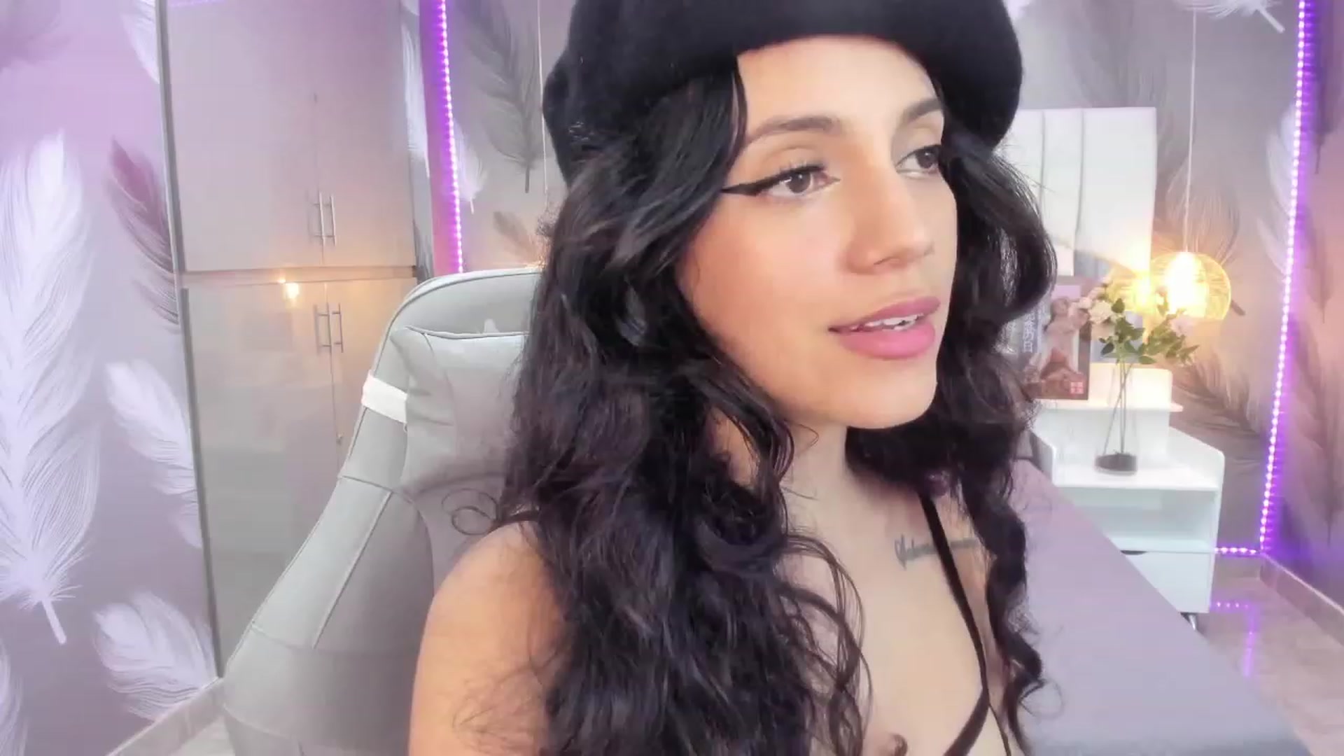 Gallery image thumbnail from SkinnyVeronik's myfreecams stream on, 01/07/2023, 18:03 image 10 of 20