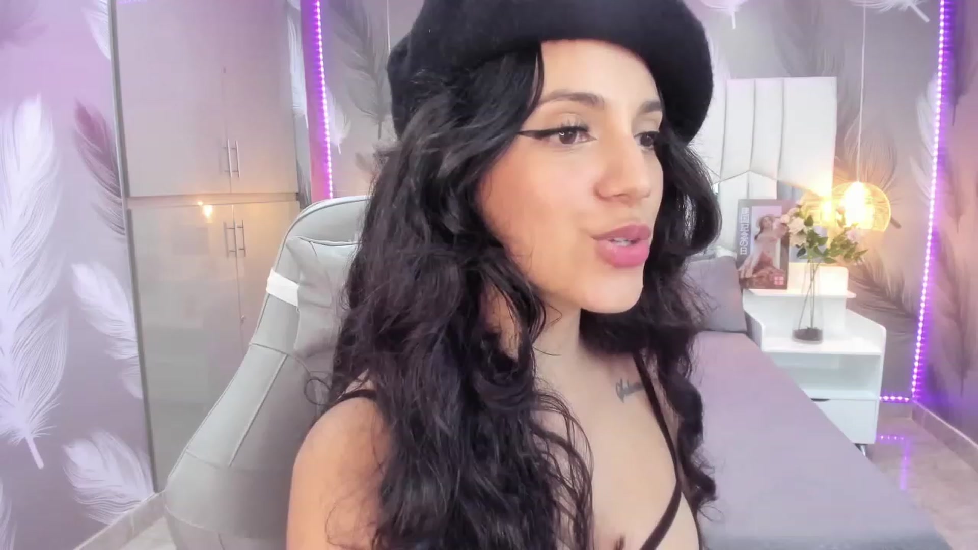 Gallery image thumbnail from SkinnyVeronik's myfreecams stream on, 01/07/2023, 18:03 image 4 of 20