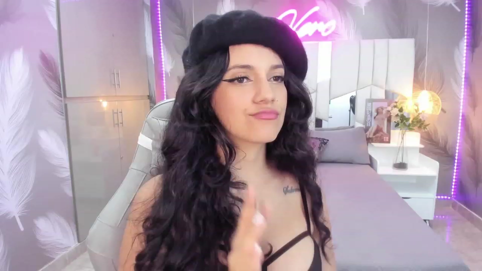 Gallery image thumbnail from SkinnyVeronik's myfreecams stream on, 01/07/2023, 18:03 image 5 of 20