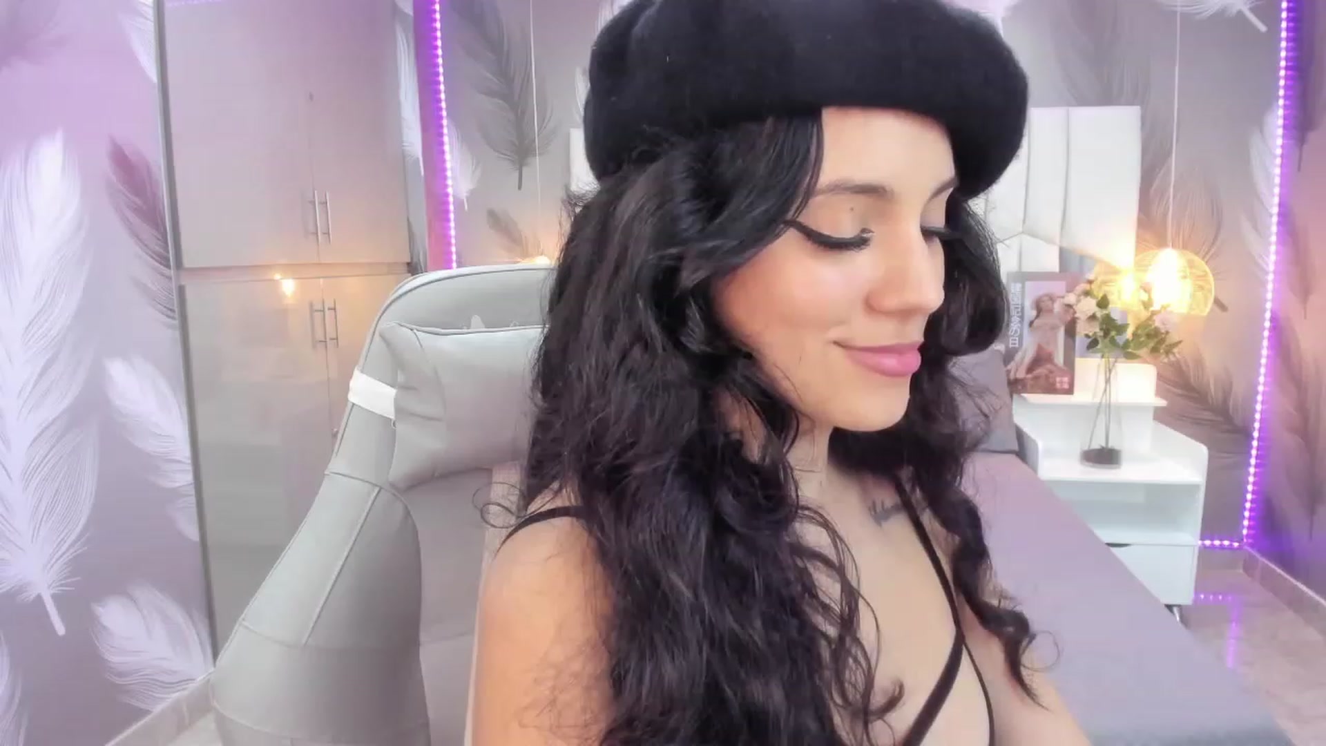 Gallery image thumbnail from SkinnyVeronik's myfreecams stream on, 01/07/2023, 18:03 image 12 of 20