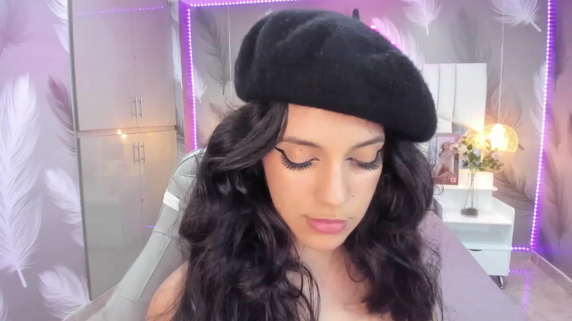 Gallery image thumbnail from SkinnyVeronik's myfreecams stream on, 01/07/2023, 18:03 image 16 of 20