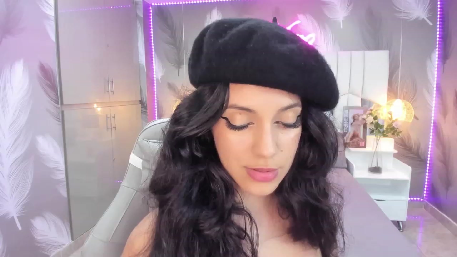 Gallery image thumbnail from SkinnyVeronik's myfreecams stream on, 01/07/2023, 18:03 image 19 of 20