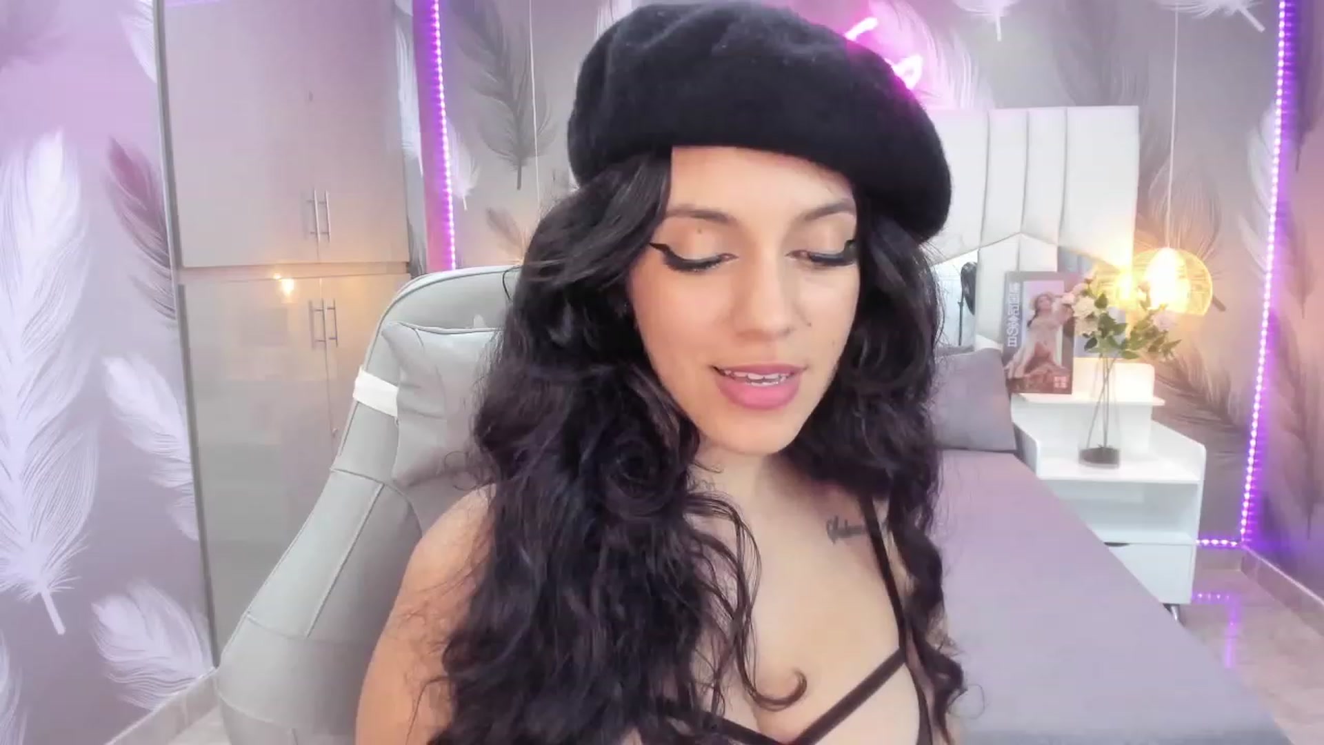 Gallery image thumbnail from SkinnyVeronik's myfreecams stream on, 01/07/2023, 18:03 image 11 of 20