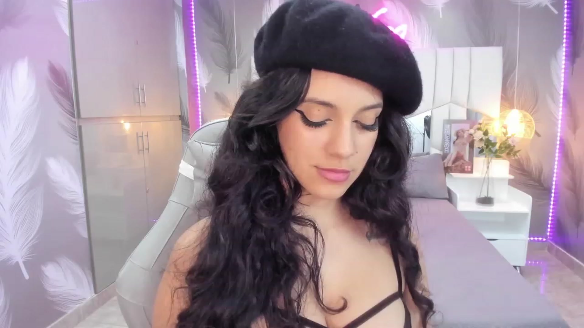Gallery image thumbnail from SkinnyVeronik's myfreecams stream on, 01/07/2023, 18:03 image 13 of 20