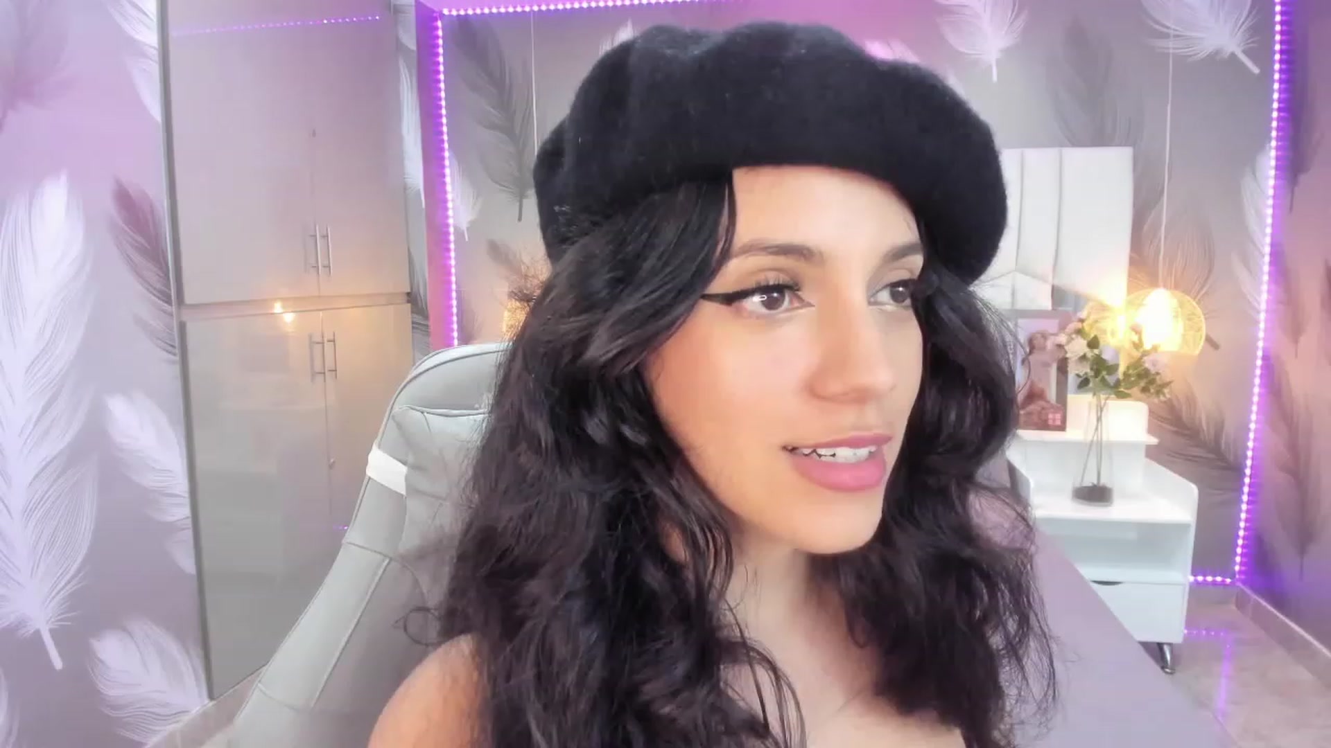 Gallery image thumbnail from SkinnyVeronik's myfreecams stream on, 01/07/2023, 18:03 image 18 of 20