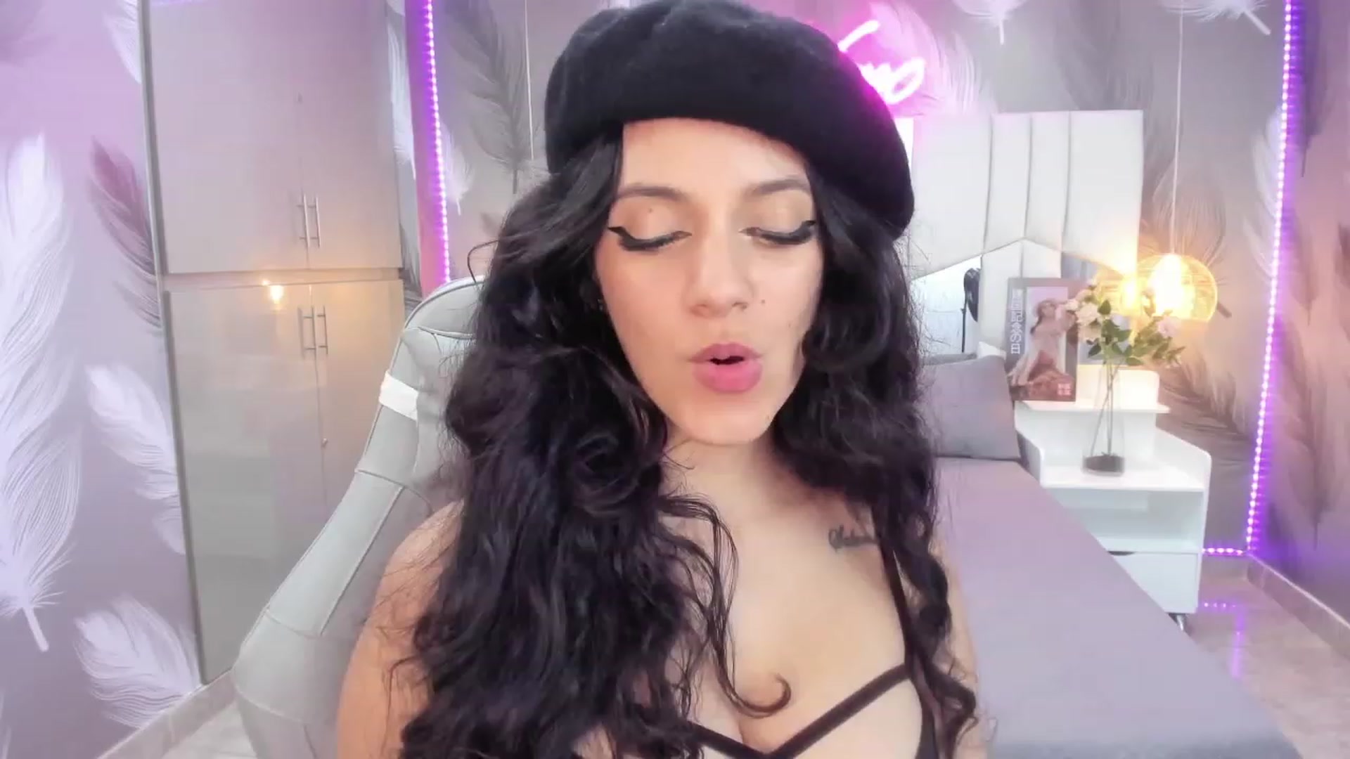 Gallery image thumbnail from SkinnyVeronik's myfreecams stream on, 01/07/2023, 18:03 image 14 of 20