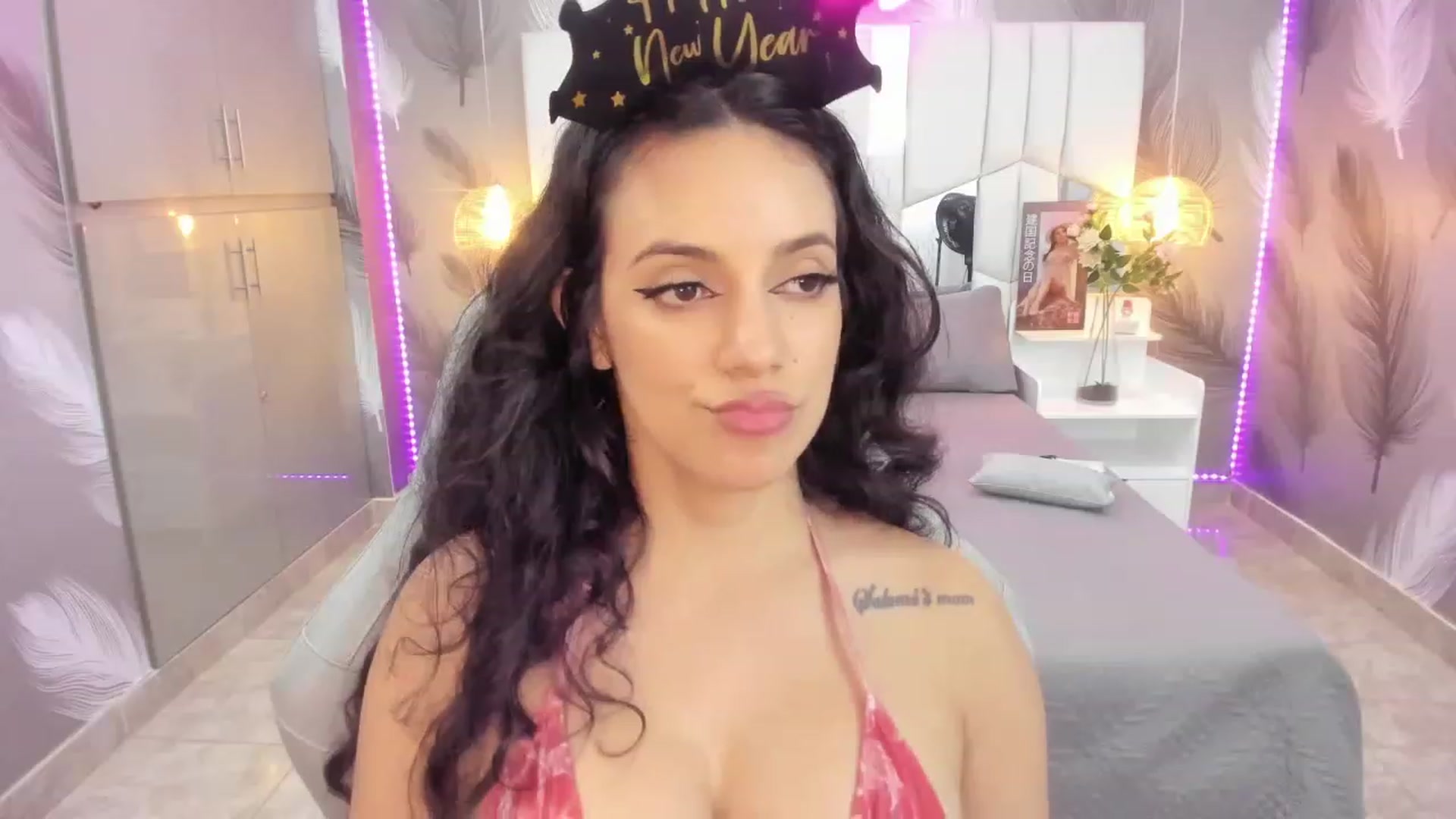 Gallery image thumbnail from SkinnyVeronik's myfreecams stream on, 01/08/2023, 18:04 image 16 of 20
