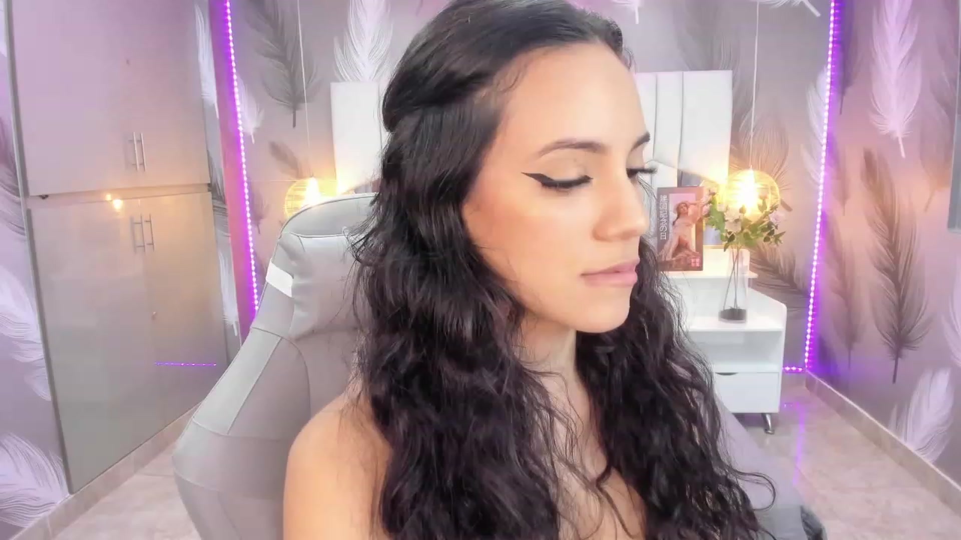Gallery image thumbnail from SkinnyVeronik's myfreecams stream on, 01/09/2023, 12:48 image 16 of 20