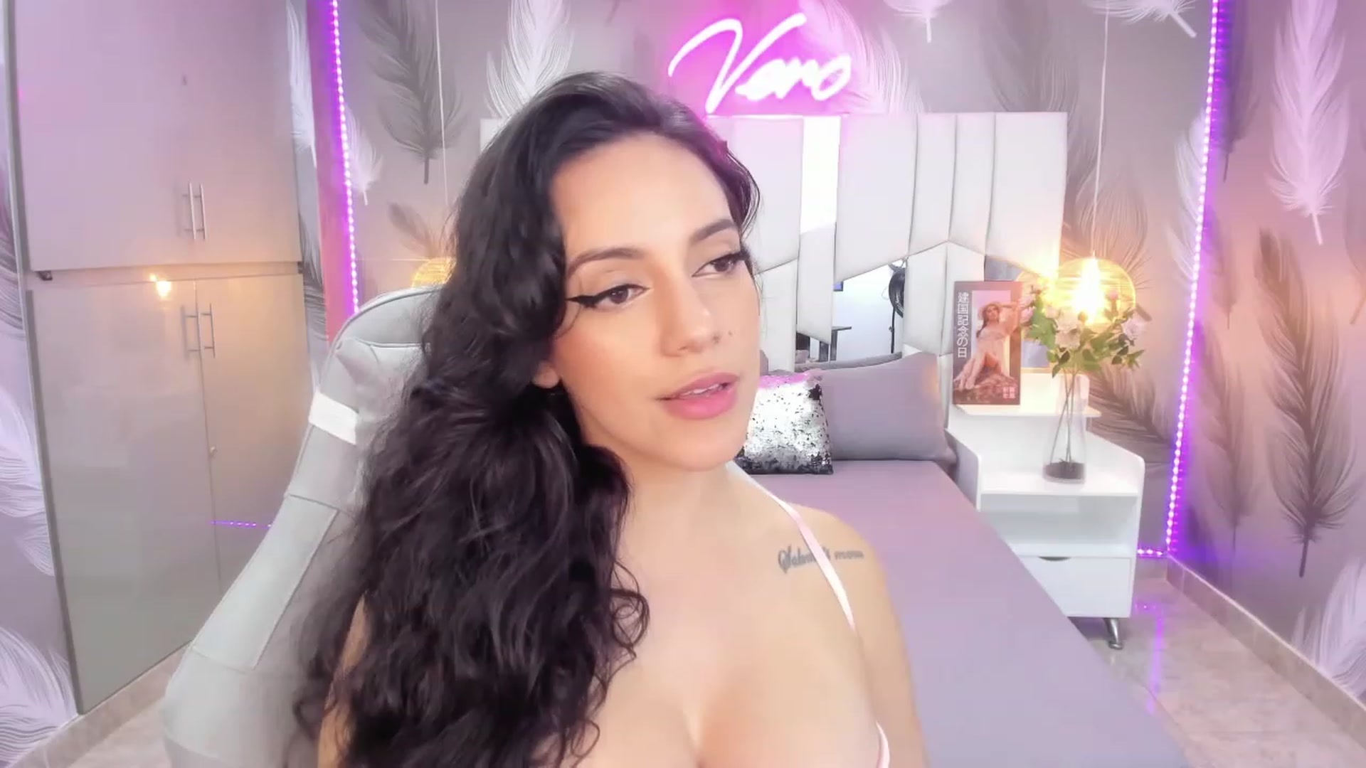 Gallery image thumbnail from SkinnyVeronik's myfreecams stream on, 01/09/2023, 16:00 image 15 of 20
