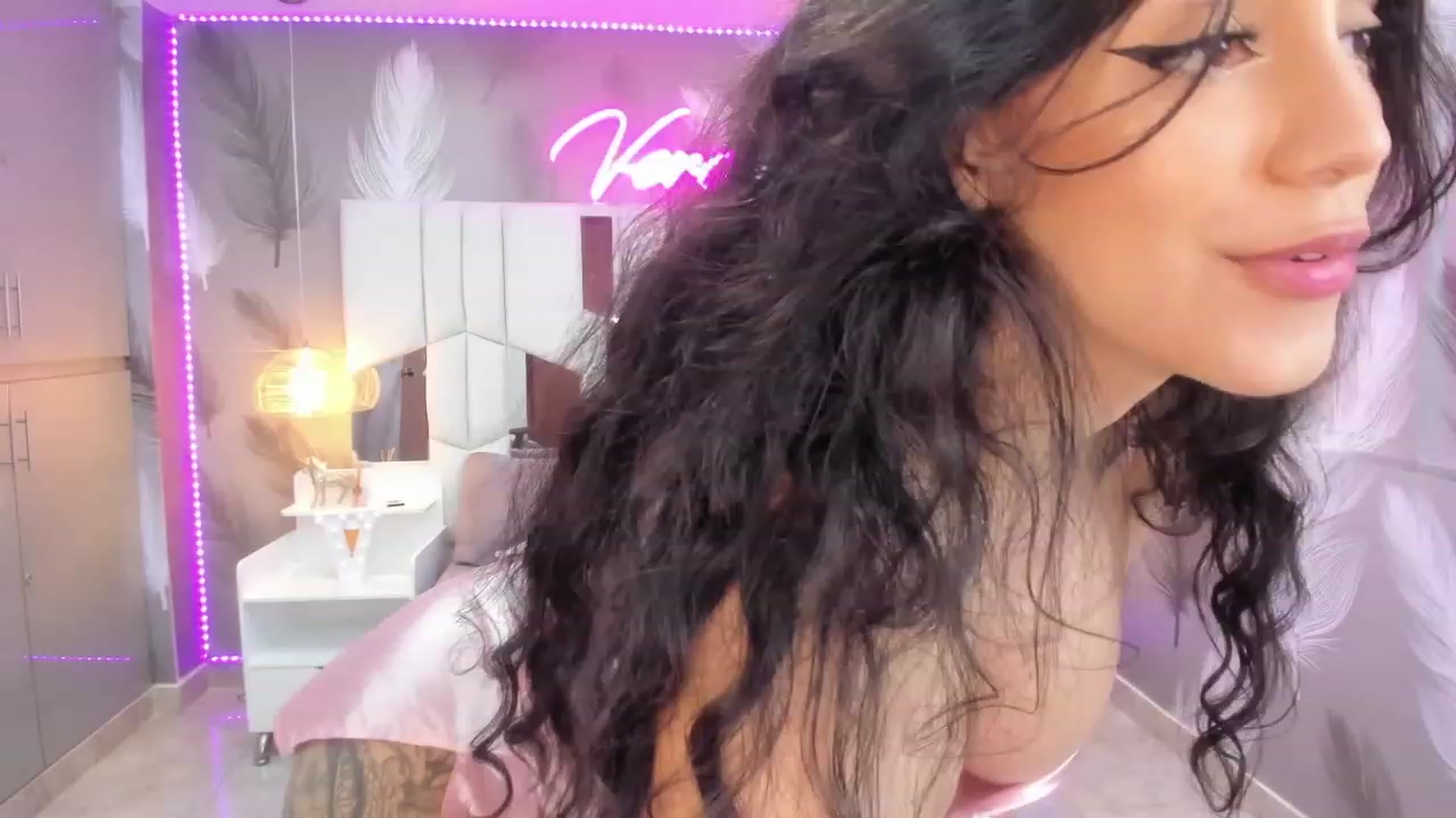 Gallery image thumbnail from SkinnyVeronik's myfreecams stream on, 01/09/2023, 16:00 image 4 of 20