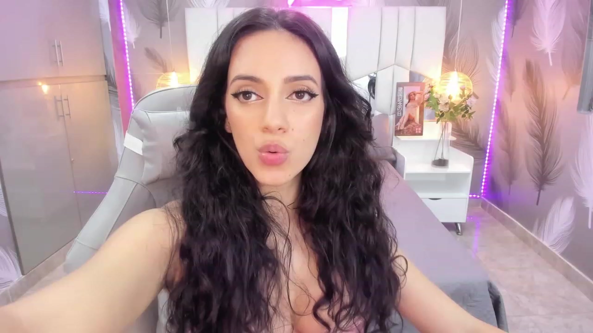 Gallery image thumbnail from SkinnyVeronik's myfreecams stream on, 01/09/2023, 16:00 image 12 of 20