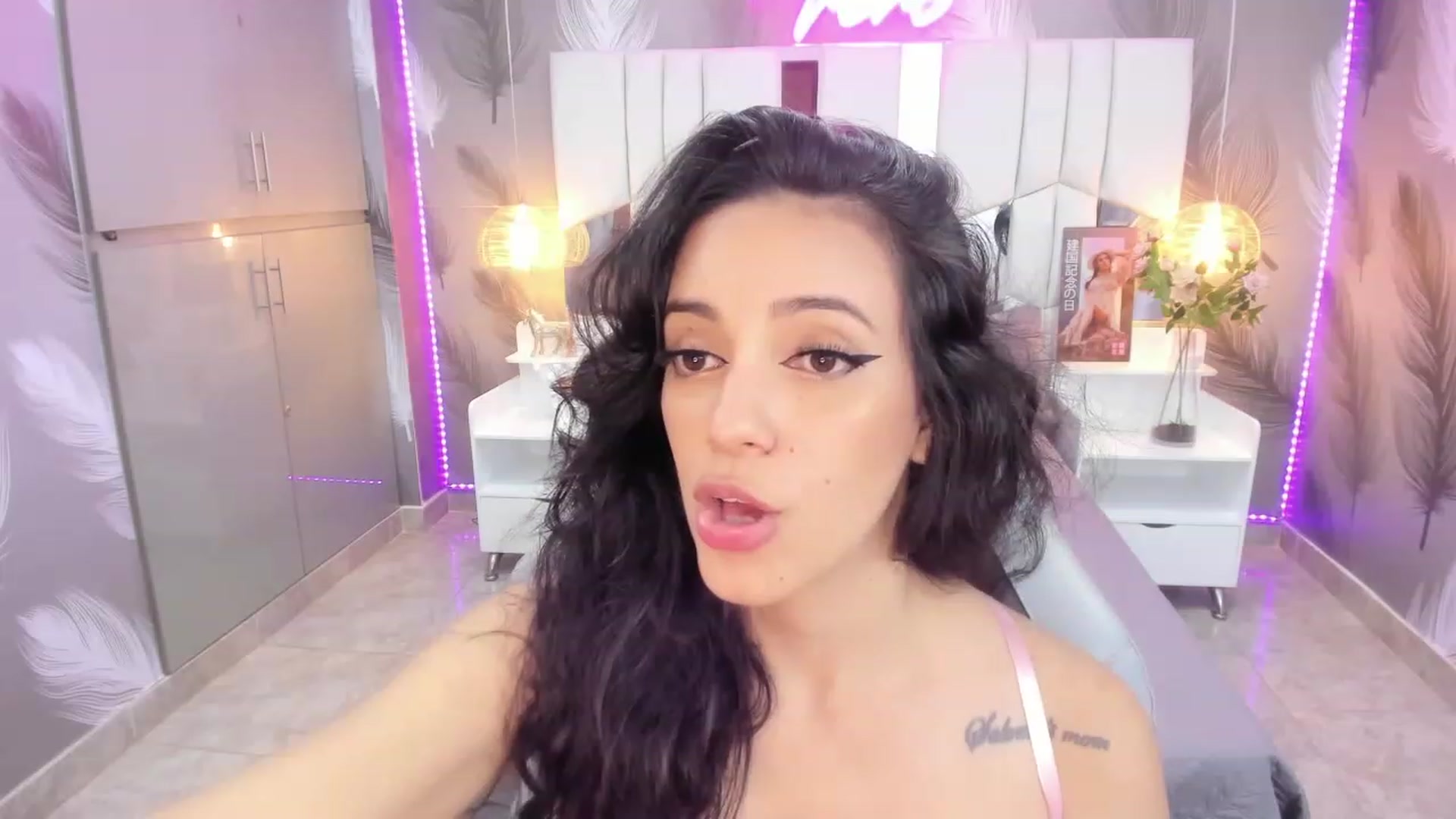 Gallery image thumbnail from SkinnyVeronik's myfreecams stream on, 01/09/2023, 16:00 image 11 of 20