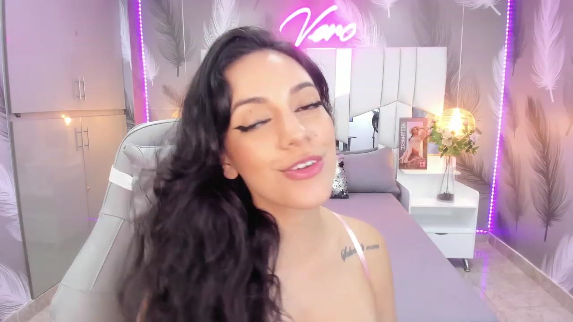 Gallery image thumbnail from SkinnyVeronik's myfreecams stream on, 01/09/2023, 16:00 image 16 of 20