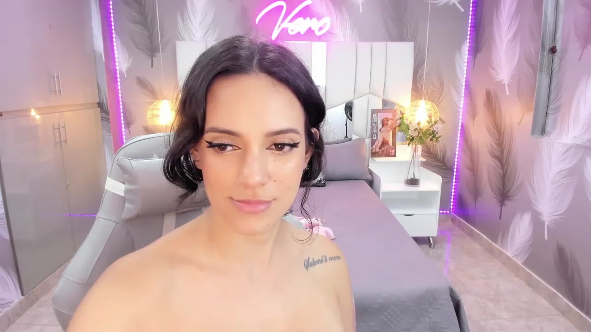 Gallery image thumbnail from SkinnyVeronik's myfreecams stream on, 01/09/2023, 18:37 image 16 of 20