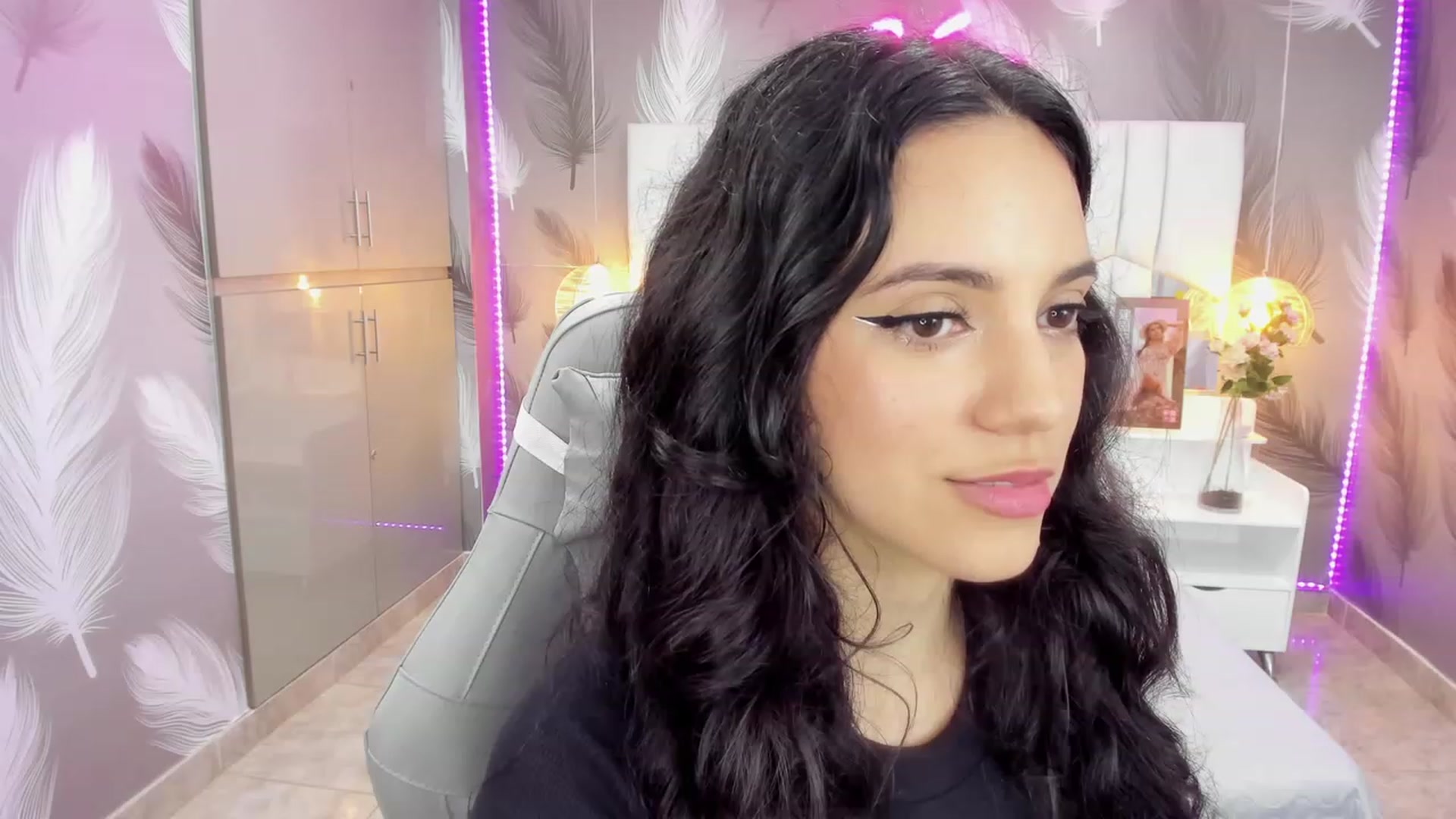 Gallery image thumbnail from SkinnyVeronik's myfreecams stream on, 01/12/2023, 16:23 image 13 of 20
