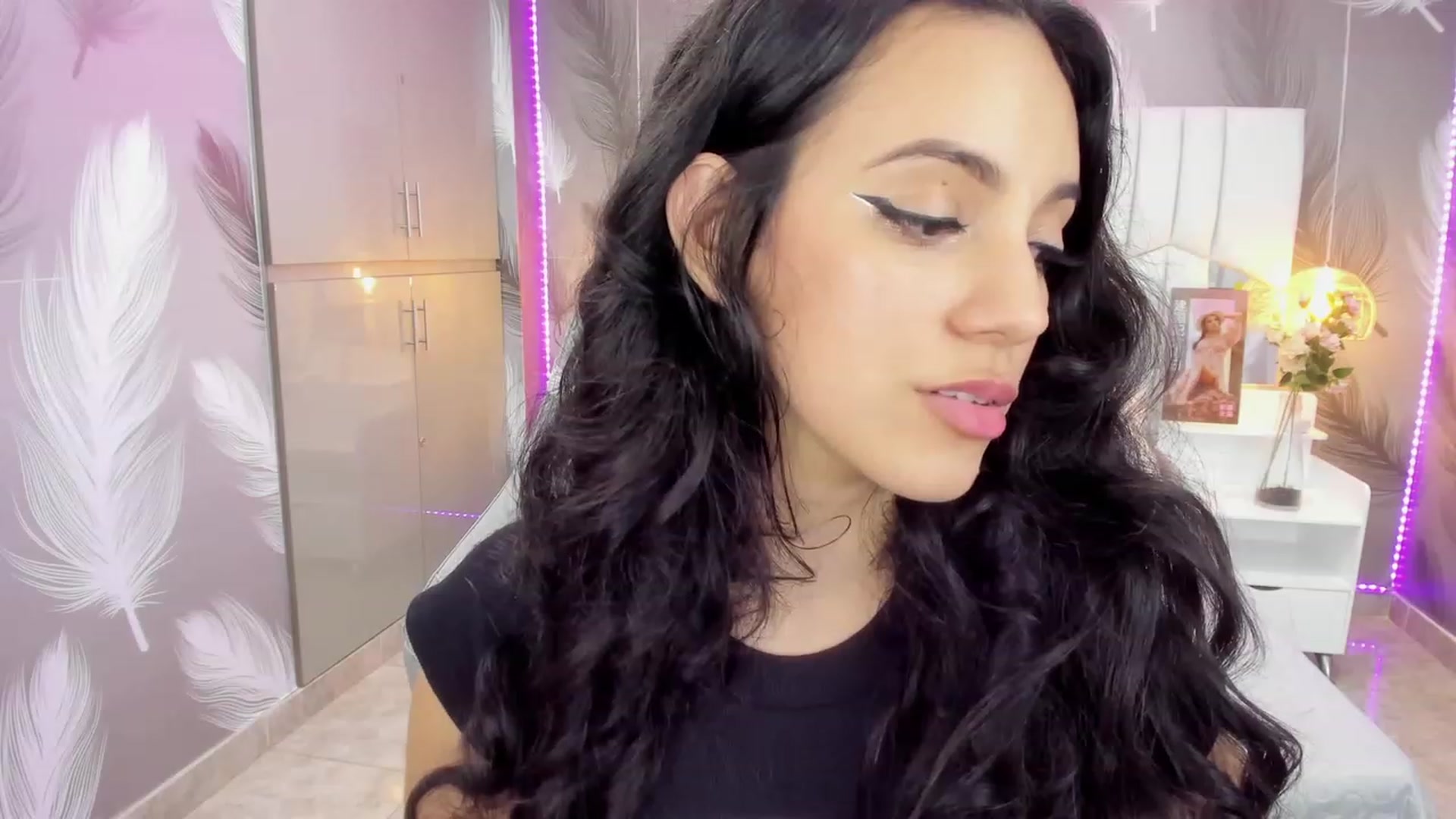 Gallery image thumbnail from SkinnyVeronik's myfreecams stream on, 01/12/2023, 16:23 image 15 of 20
