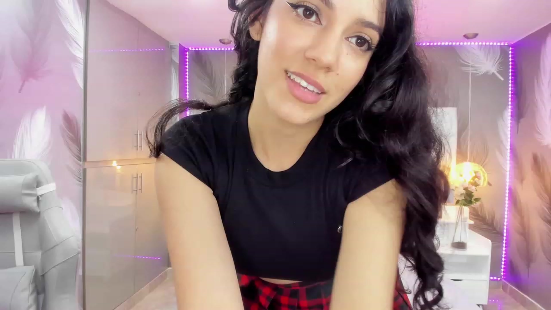 Gallery image thumbnail from SkinnyVeronik's myfreecams stream on, 01/12/2023, 16:23 image 8 of 20