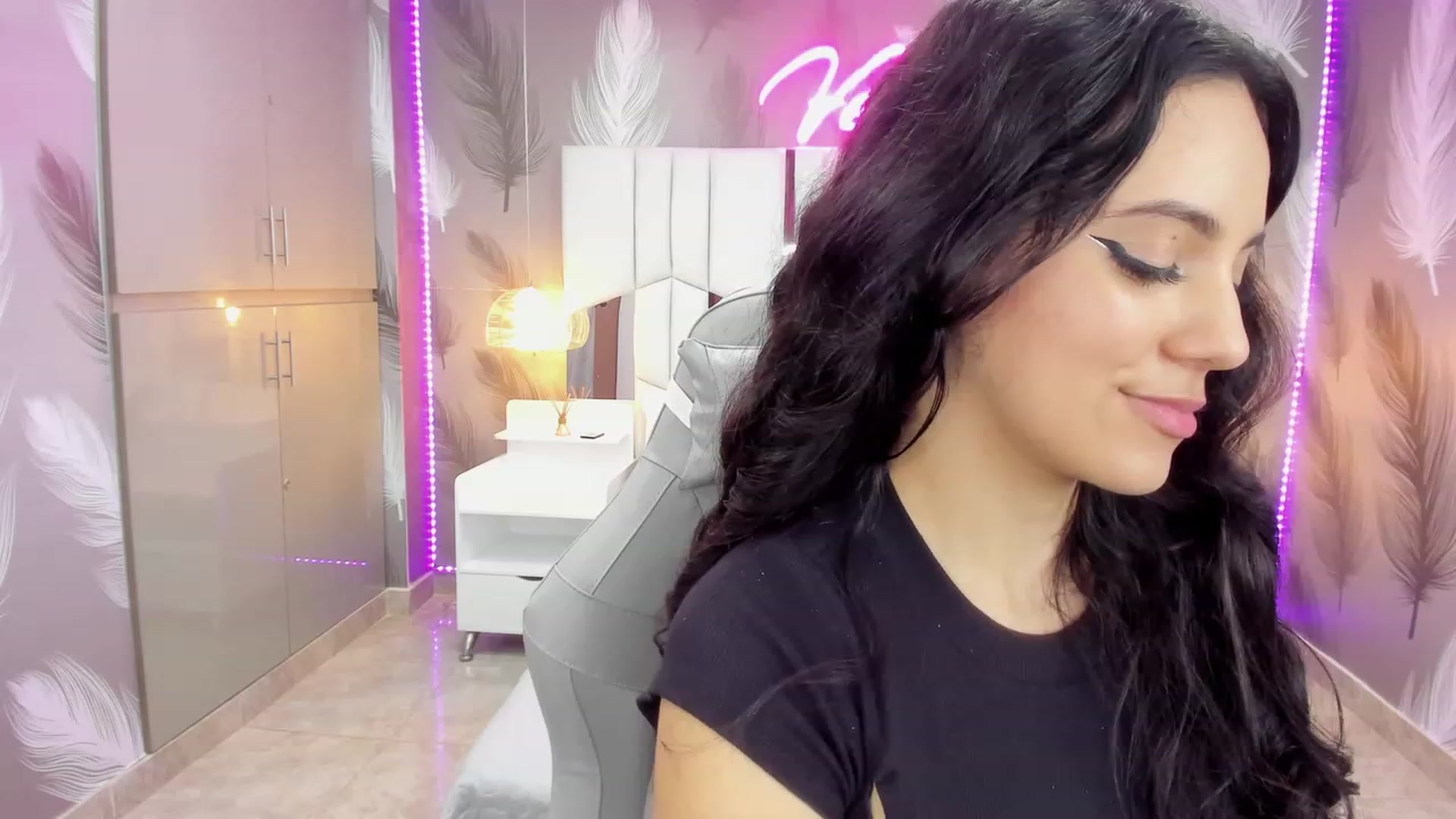 Gallery image thumbnail from SkinnyVeronik's myfreecams stream on, 01/12/2023, 16:23 image 6 of 20