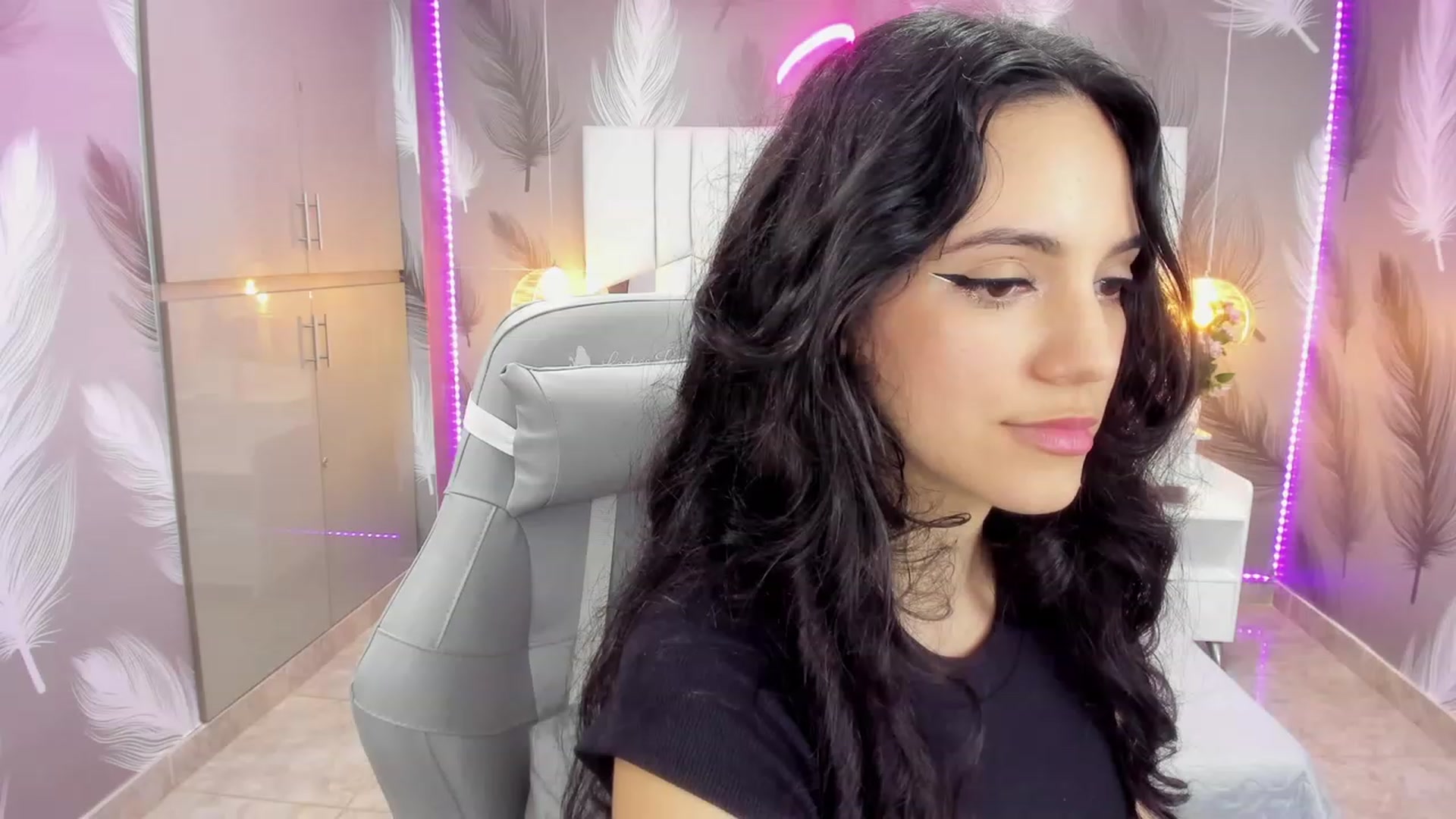 Gallery image thumbnail from SkinnyVeronik's myfreecams stream on, 01/12/2023, 16:23 image 10 of 20