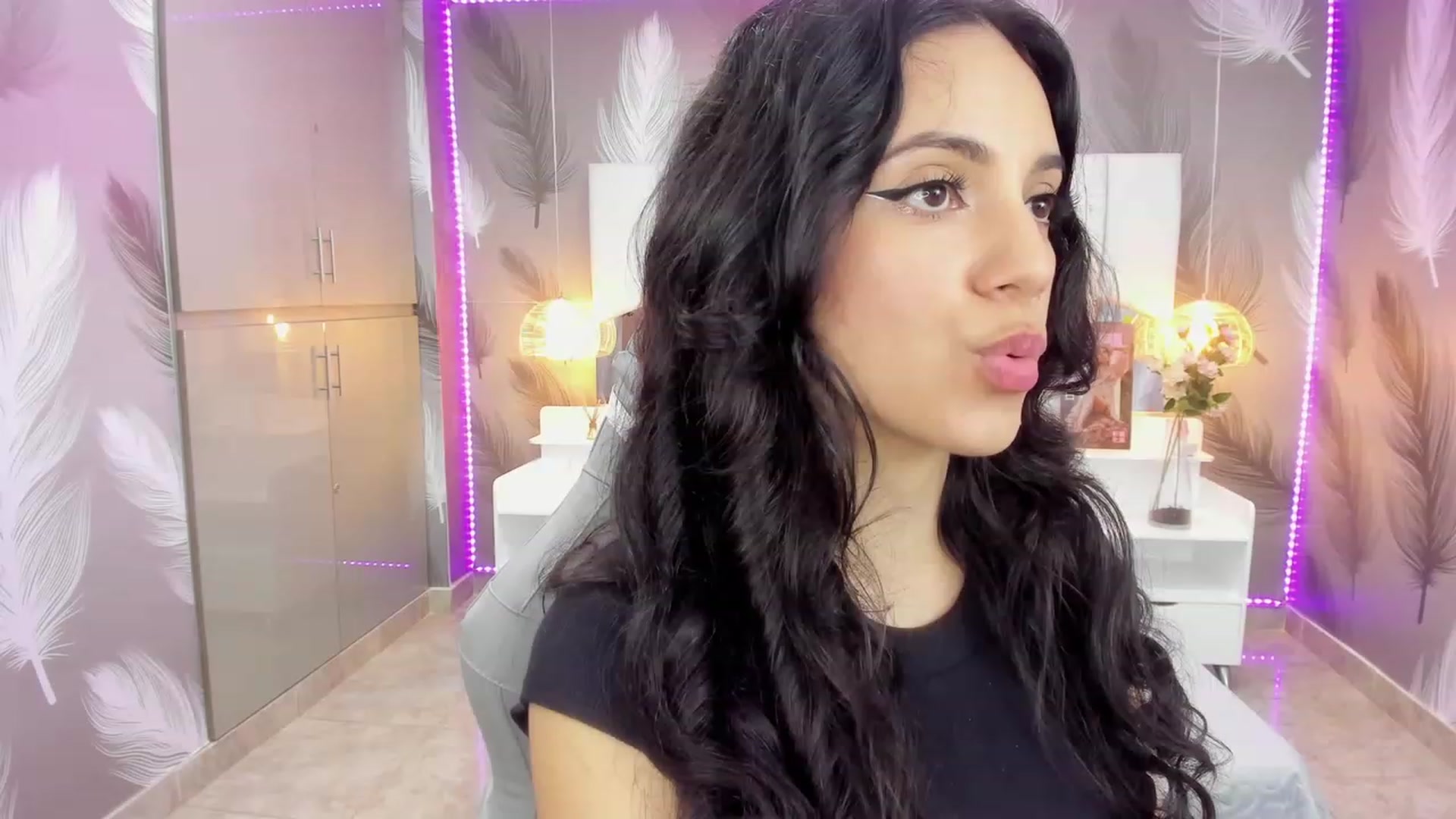 Gallery image thumbnail from SkinnyVeronik's myfreecams stream on, 01/12/2023, 16:23 image 4 of 20