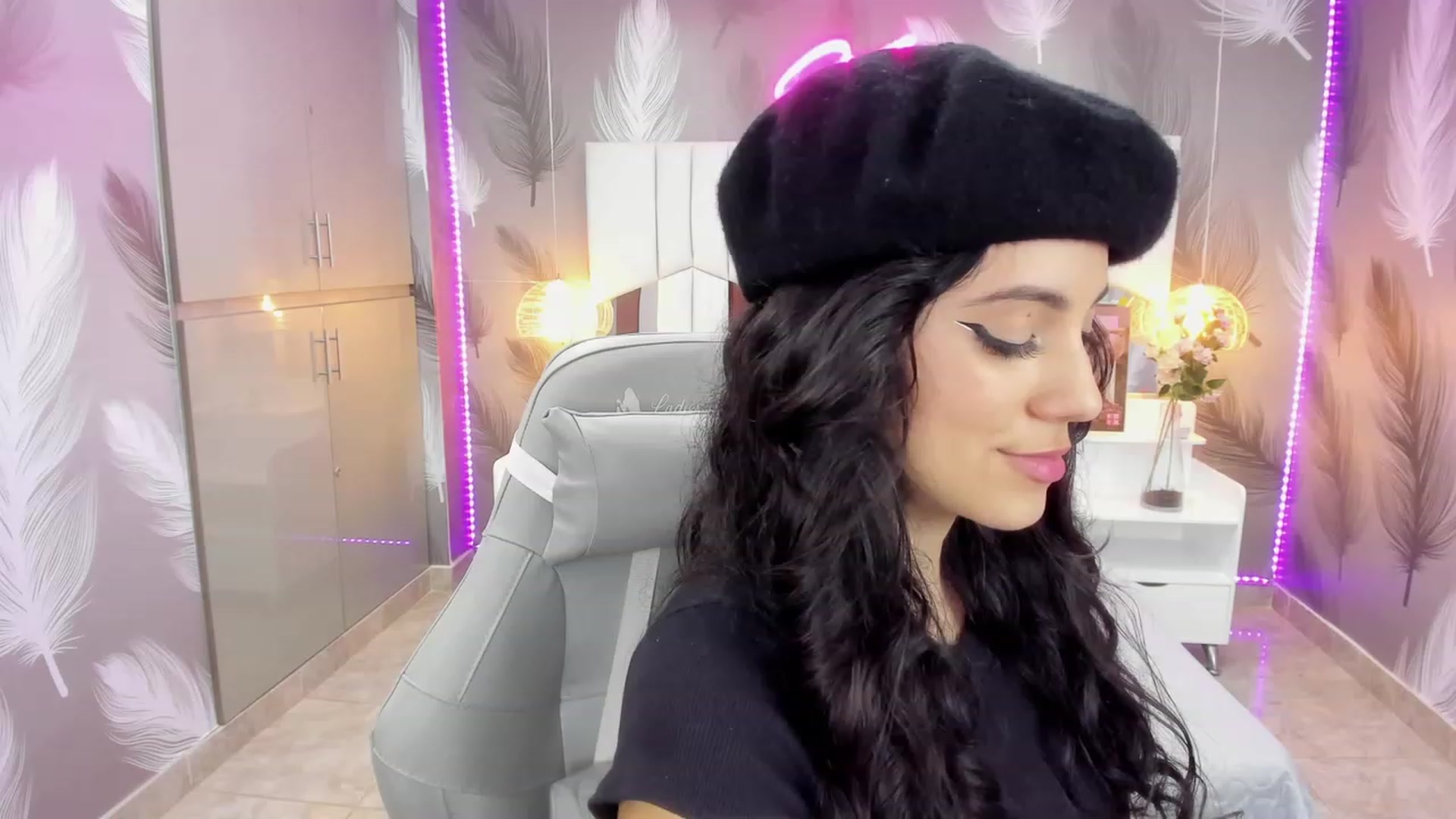 Gallery image thumbnail from SkinnyVeronik's myfreecams stream on, 01/12/2023, 16:23 image 3 of 20
