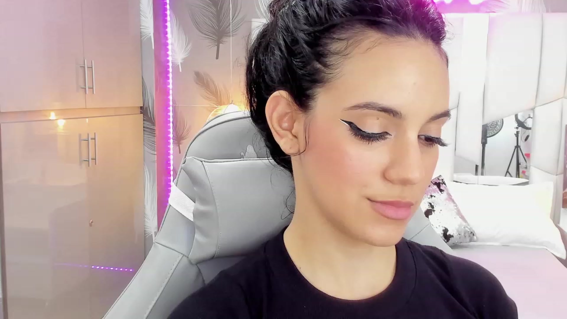 Gallery image thumbnail from SkinnyVeronik's myfreecams stream on, 01/12/2023, 17:55 image 14 of 20