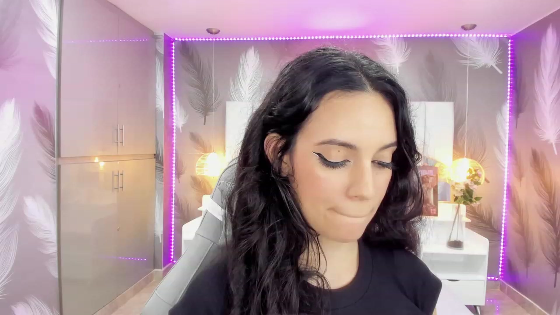 Gallery image thumbnail from SkinnyVeronik's myfreecams stream on, 01/12/2023, 17:55 image 3 of 20