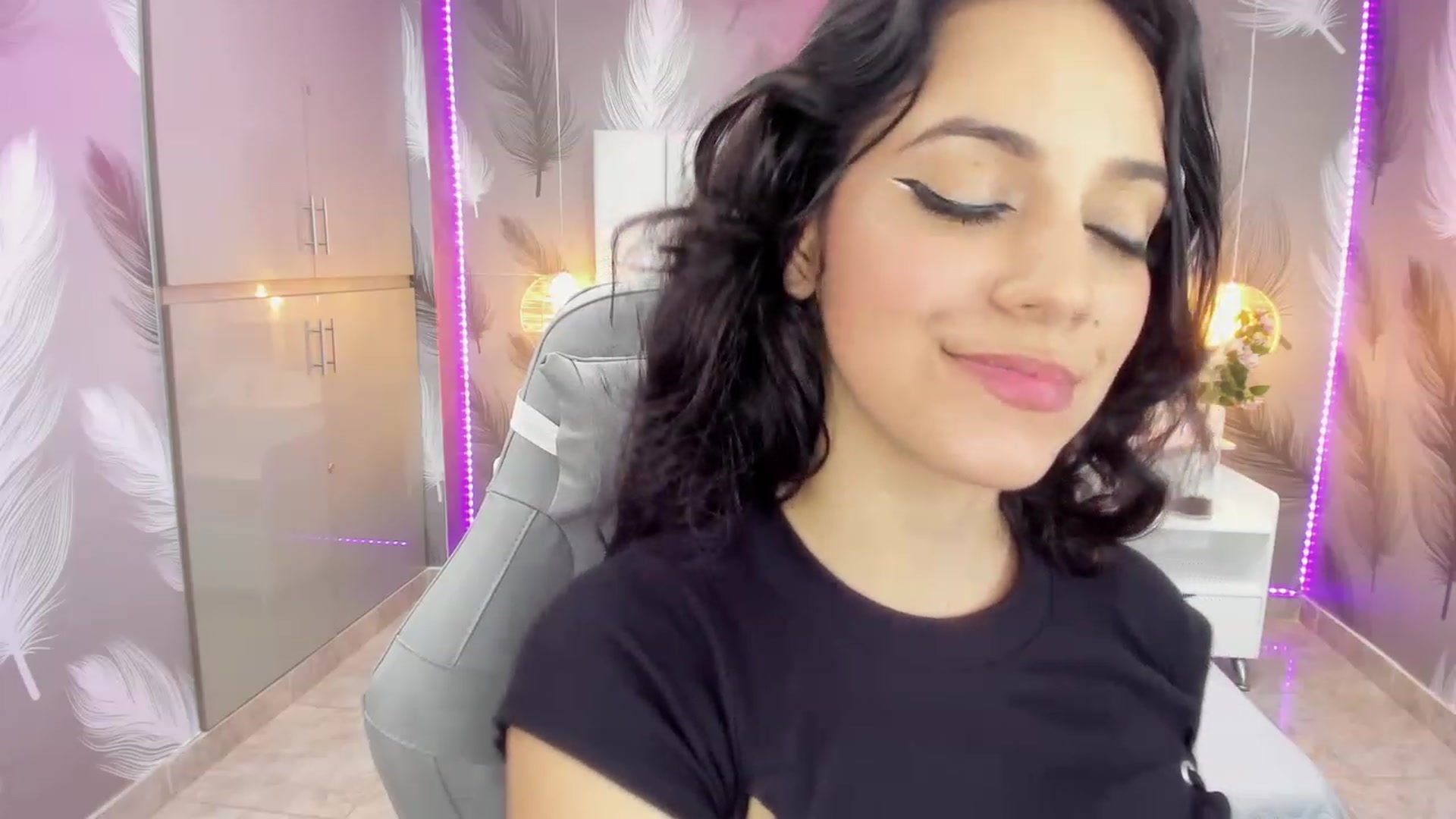 Gallery image thumbnail from SkinnyVeronik's myfreecams stream on, 01/12/2023, 17:55 image 8 of 20
