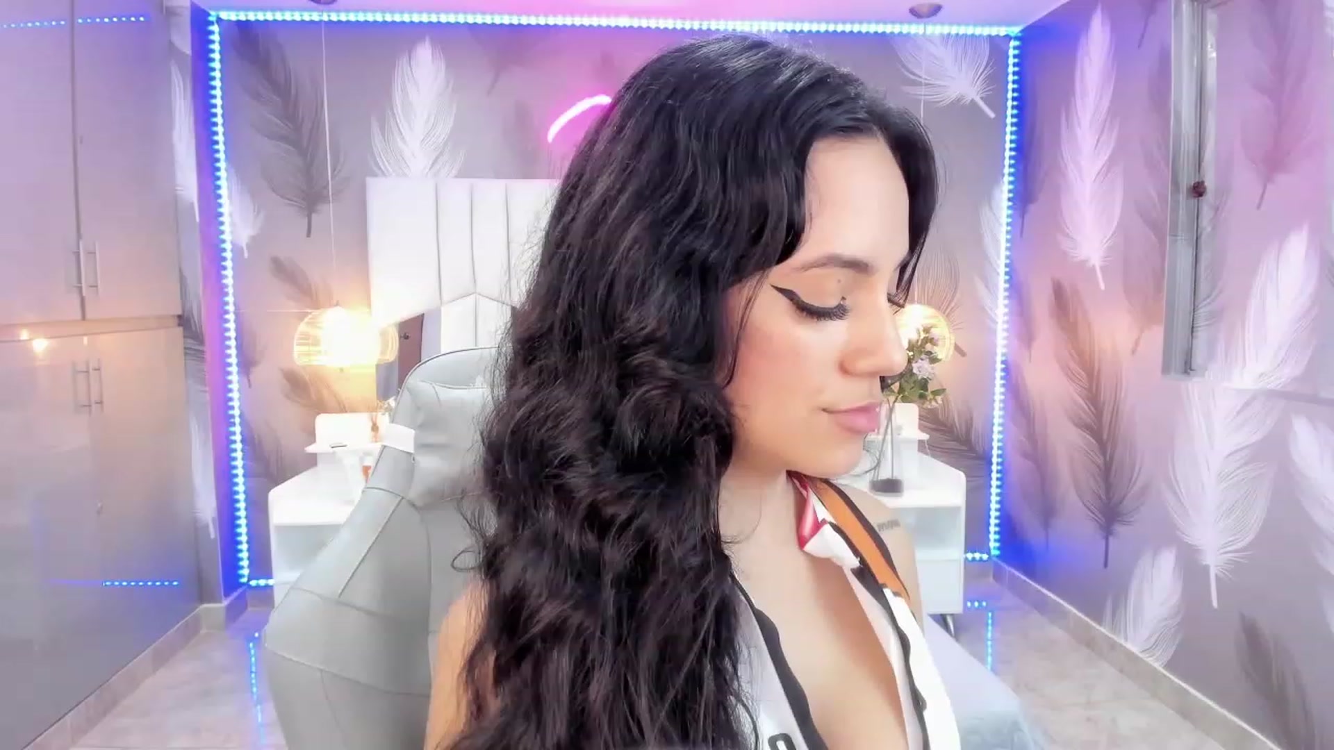 Gallery image thumbnail from SkinnyVeronik's myfreecams stream on, 01/19/2023, 15:03 image 2 of 20